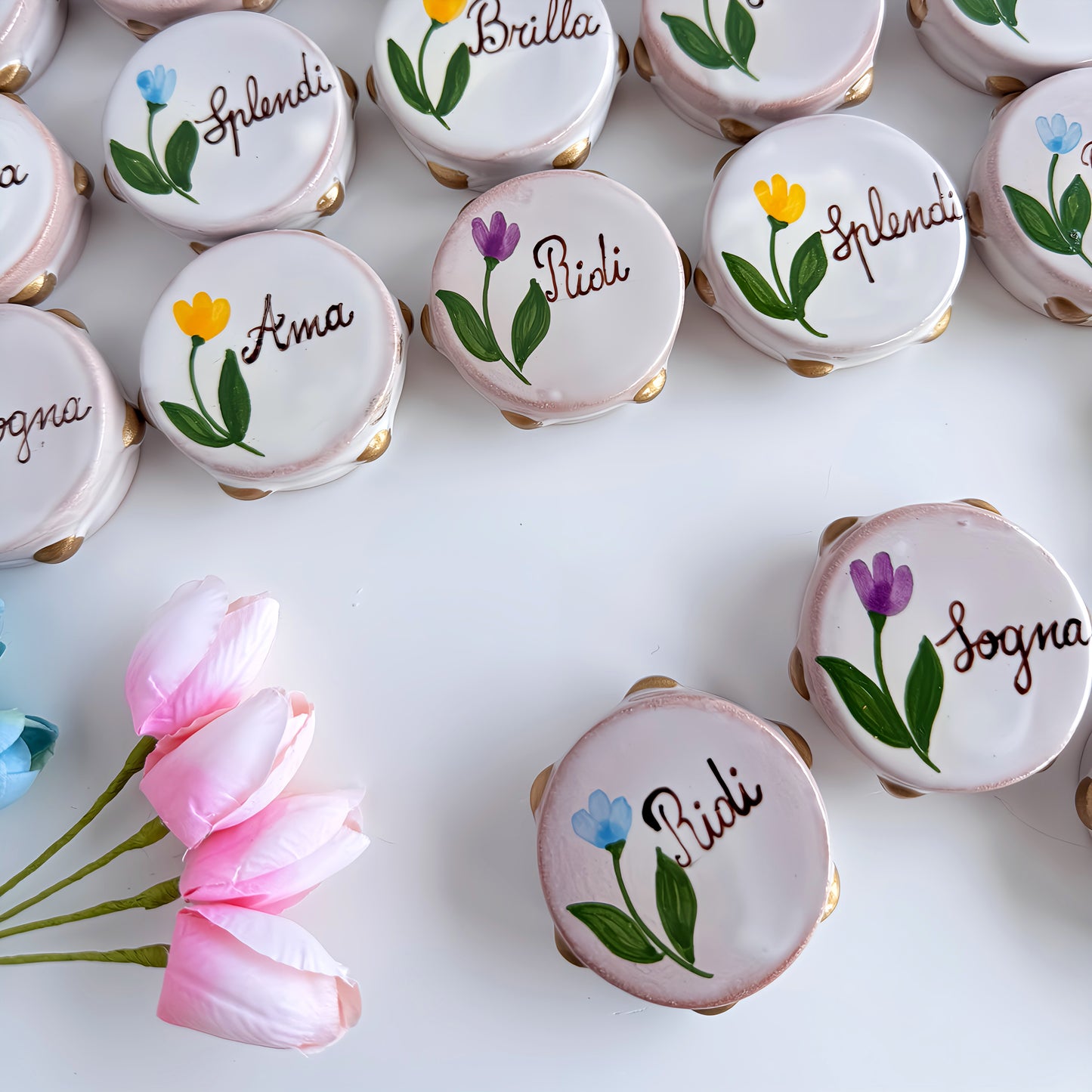 Ceramica smaltata, forme leggere e colori delicati.
I nostri tamburelli artigianali sono pensati per chi cerca una bomboniera fuori dal comune, perfetta per matrimoni, comunioni o compleanni speciali.
Un ricordo unico, che resta.