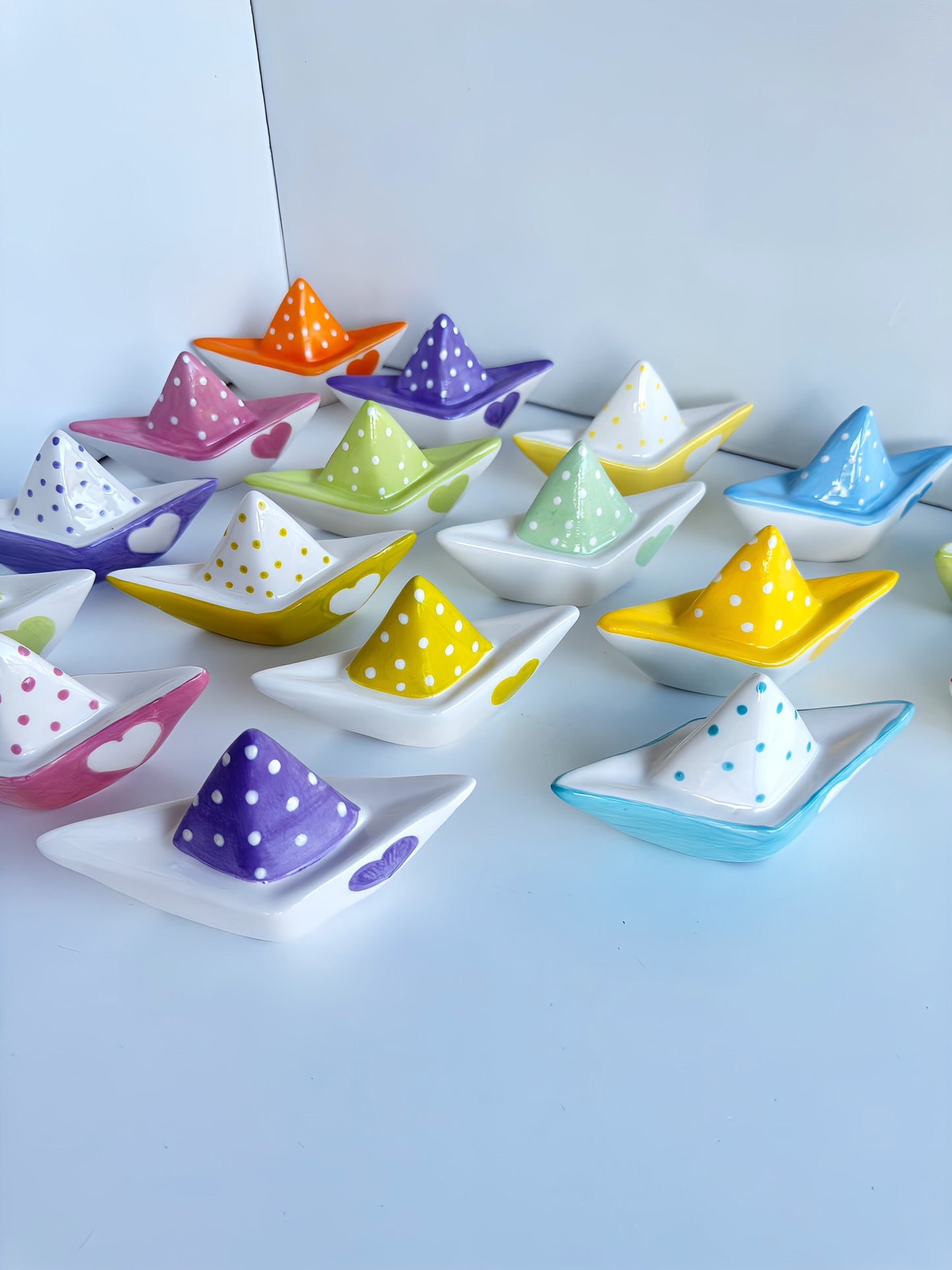 Barchetta in ceramica smaltata, realizzata e dipinta a mano.
Ideale come bomboniera personalizzata o regalo originale. Disponibile in tanti colori pastello. Misure: ca. 14x9 cm.