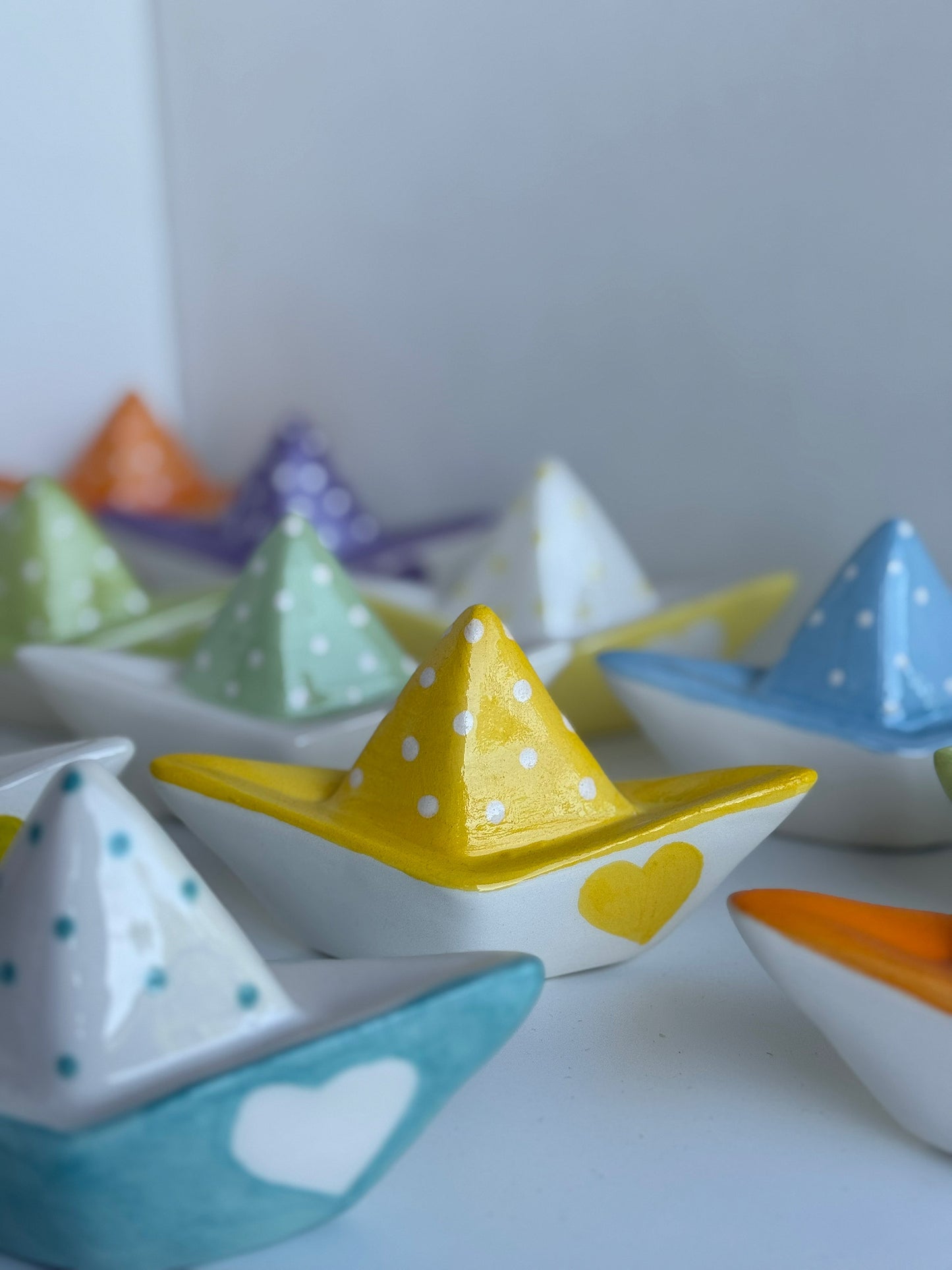 Come barchette di carta… ma in ceramica, per navigare tra i ricordi più belli.
Ogni dettaglio è curato con amore.💙