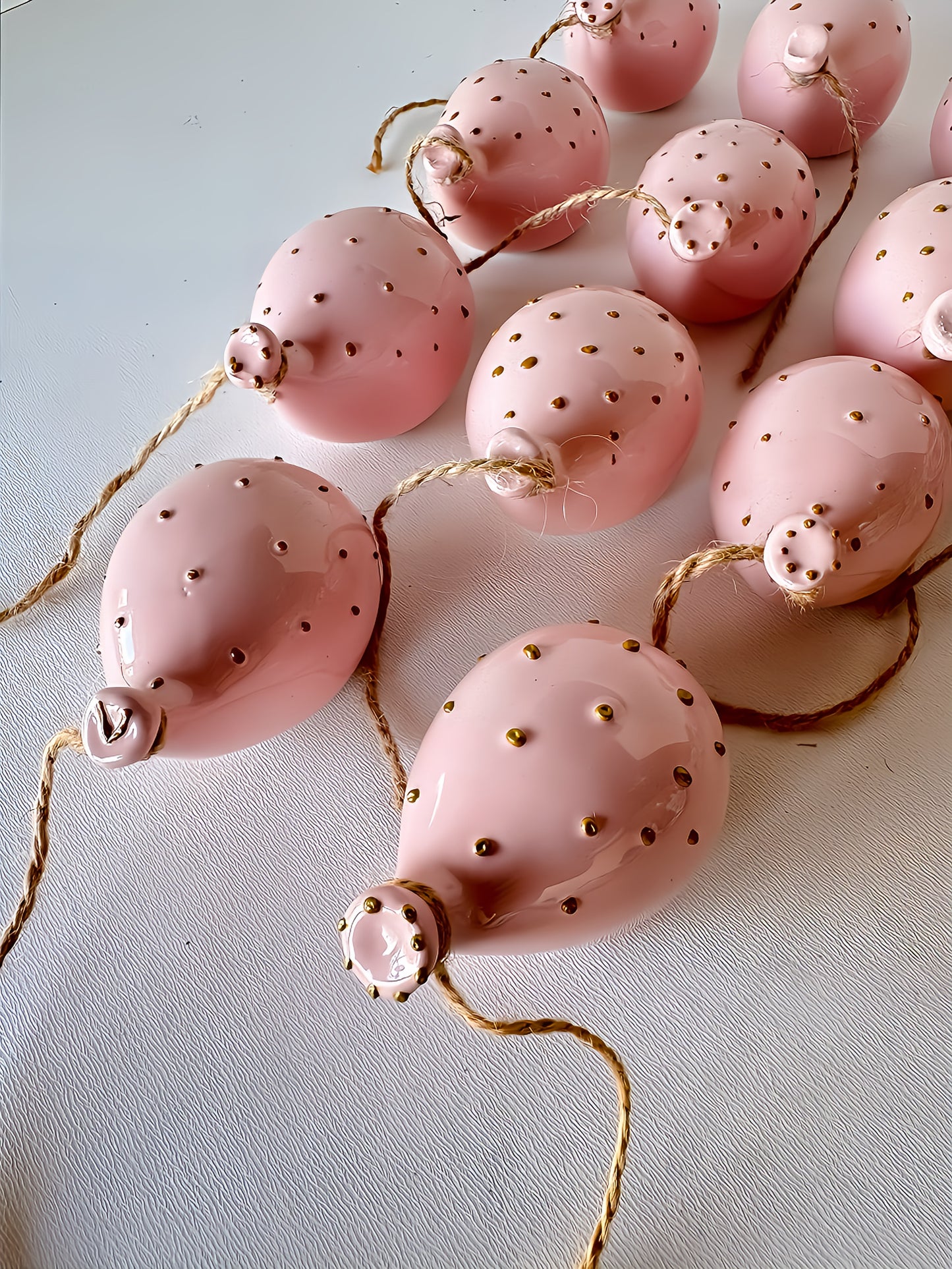 Leggere come un sogno, preziose come un ricordo: bomboniere artigianali da parete in ceramica smaltata.