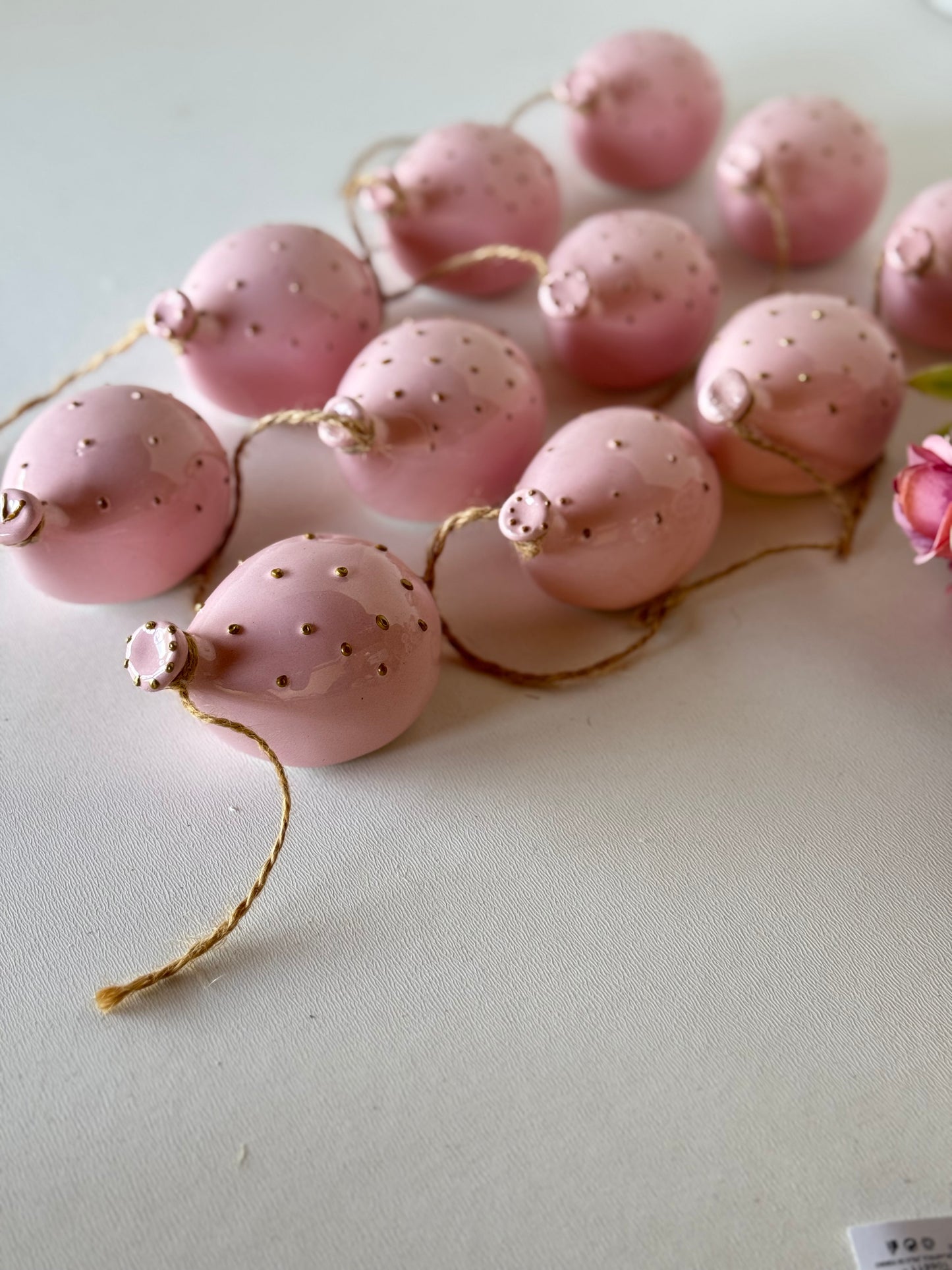 Un sogno sospeso: il nostro palloncino in ceramica rosa e oro porta leggerezza e luce in ogni ambiente.
