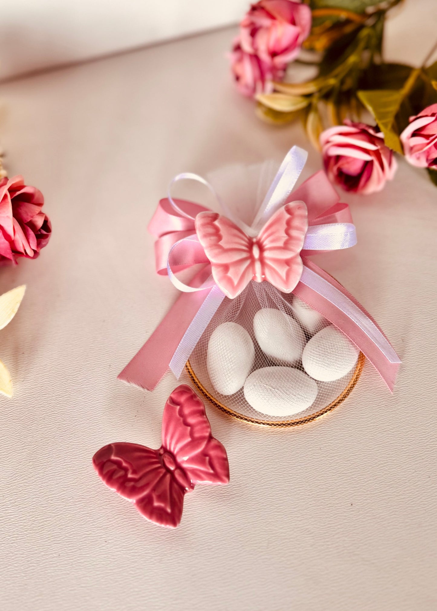 Ogni farfalla è un piccolo pensiero fatto a mano.
Ceramica artigianale, confezionata con amore.