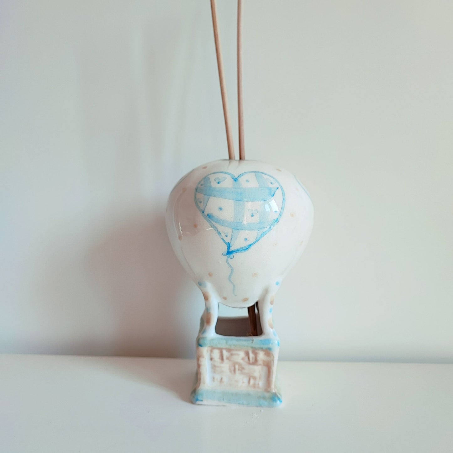 Mongolfiera in ceramica fatta a mano, ideale come bomboniera per eventi speciali.