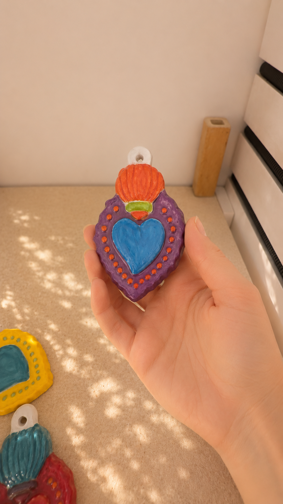 Bomboniere Cose di Mya con Sacro Cuore in ceramica realizzate e decorate in Italia.