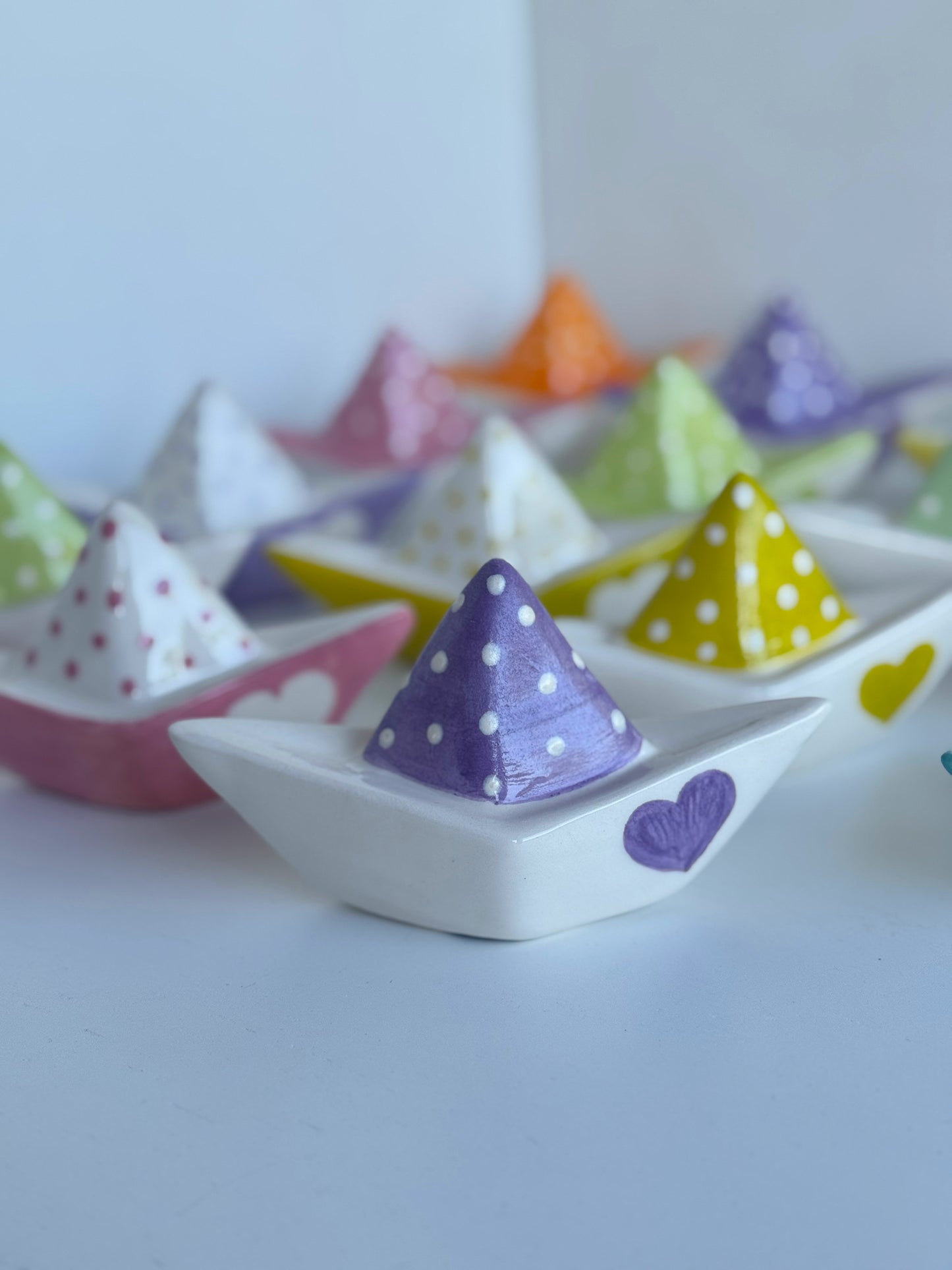 Piccole opere d’arte che portano allegria e colore ovunque si posino.
Scegli la tua barchetta preferita e lasciati trasportare 💫
#CoseDiMya #fattoamano #ceramicaartigianale