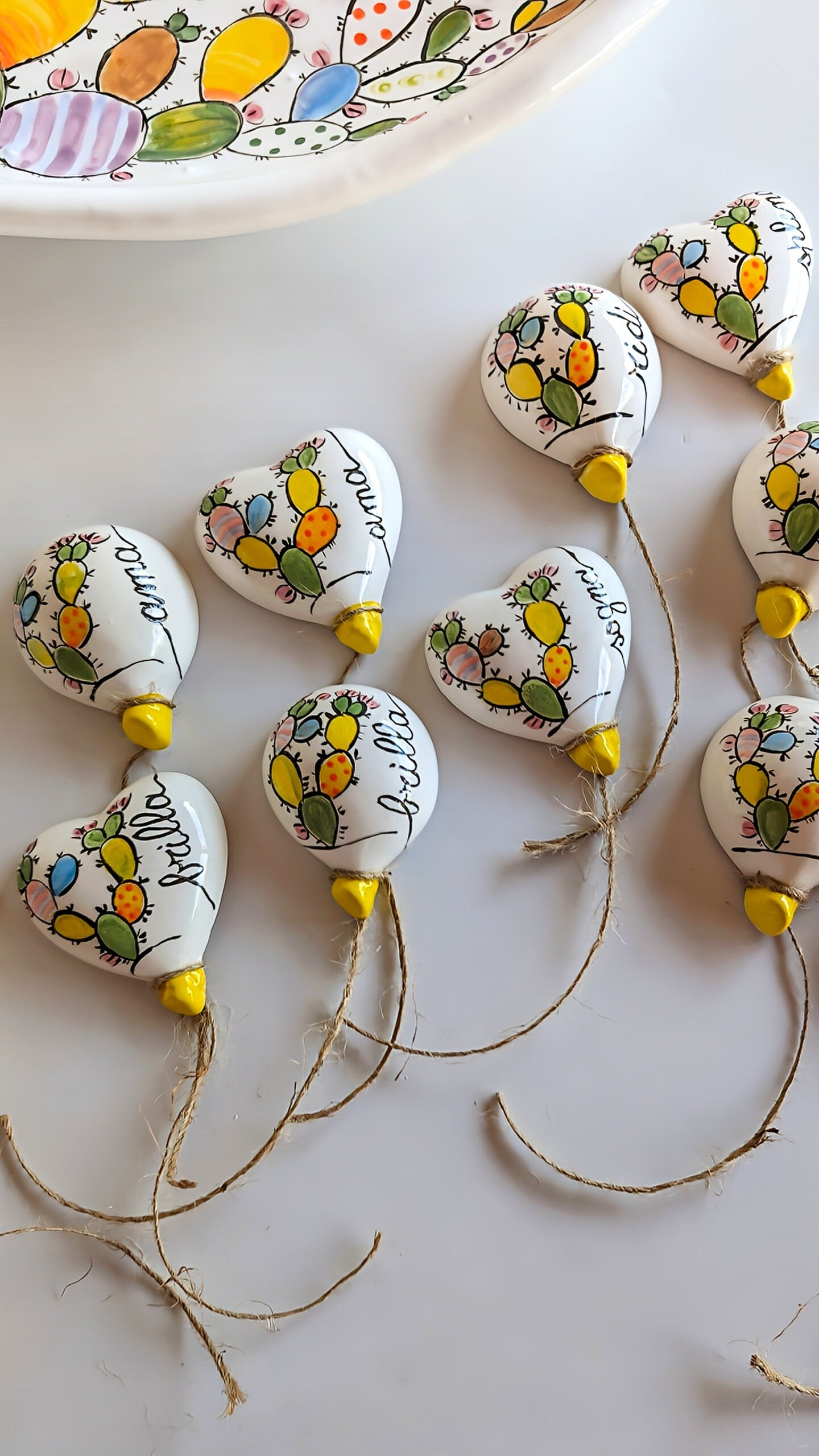 Bomboniera artigianale a forma di palloncino in ceramica con calamita, perfetta per matrimoni e battesimi.