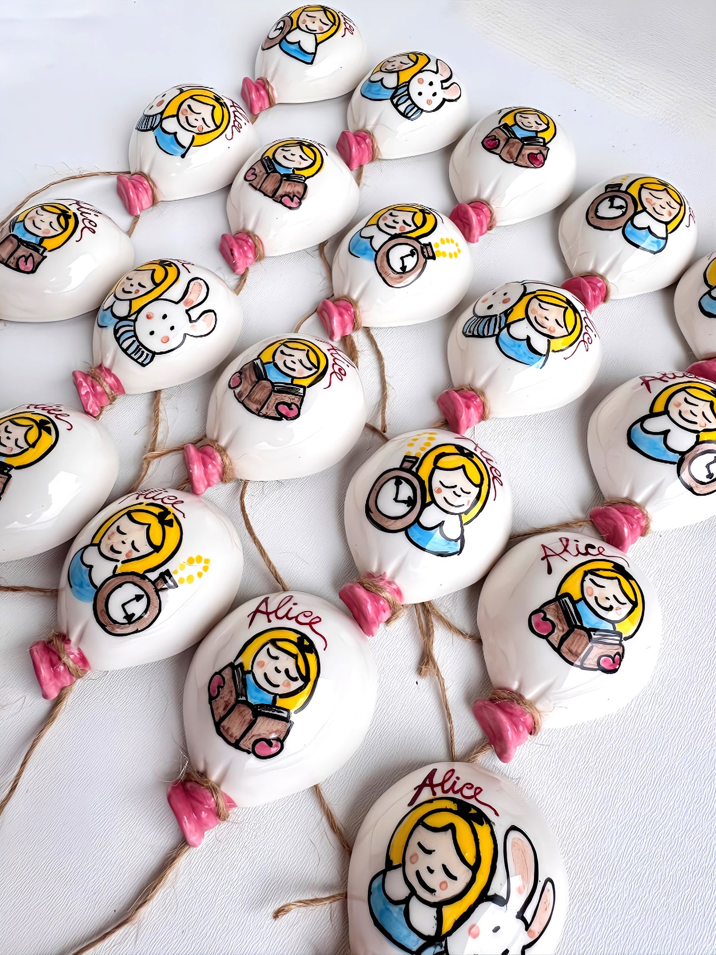 Scopri la bellezza del fatto a mano con le nostre calamite in ceramica a forma di palloncino. Ogni pezzo è modellato e dipinto singolarmente nel nostro laboratorio, rendendolo un piccolo oggetto d'arte unico e irripetibile, ideale per chi cerca dettagli originali.