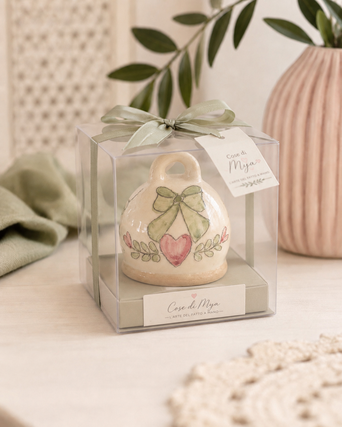La Campanella Capri è una decorazione in ceramica pensata per celebrare i momenti più importanti con semplicità ed eleganza. Il delicato fiocco verde e il cuore rosa ne esaltano il design, rendendola perfetta come bomboniera, idea regalo o ricordo da conservare nel tempo. Personalizzabile su richiesta e confezionata con cura, è un piccolo dettaglio capace di lasciare un ricordo speciale.