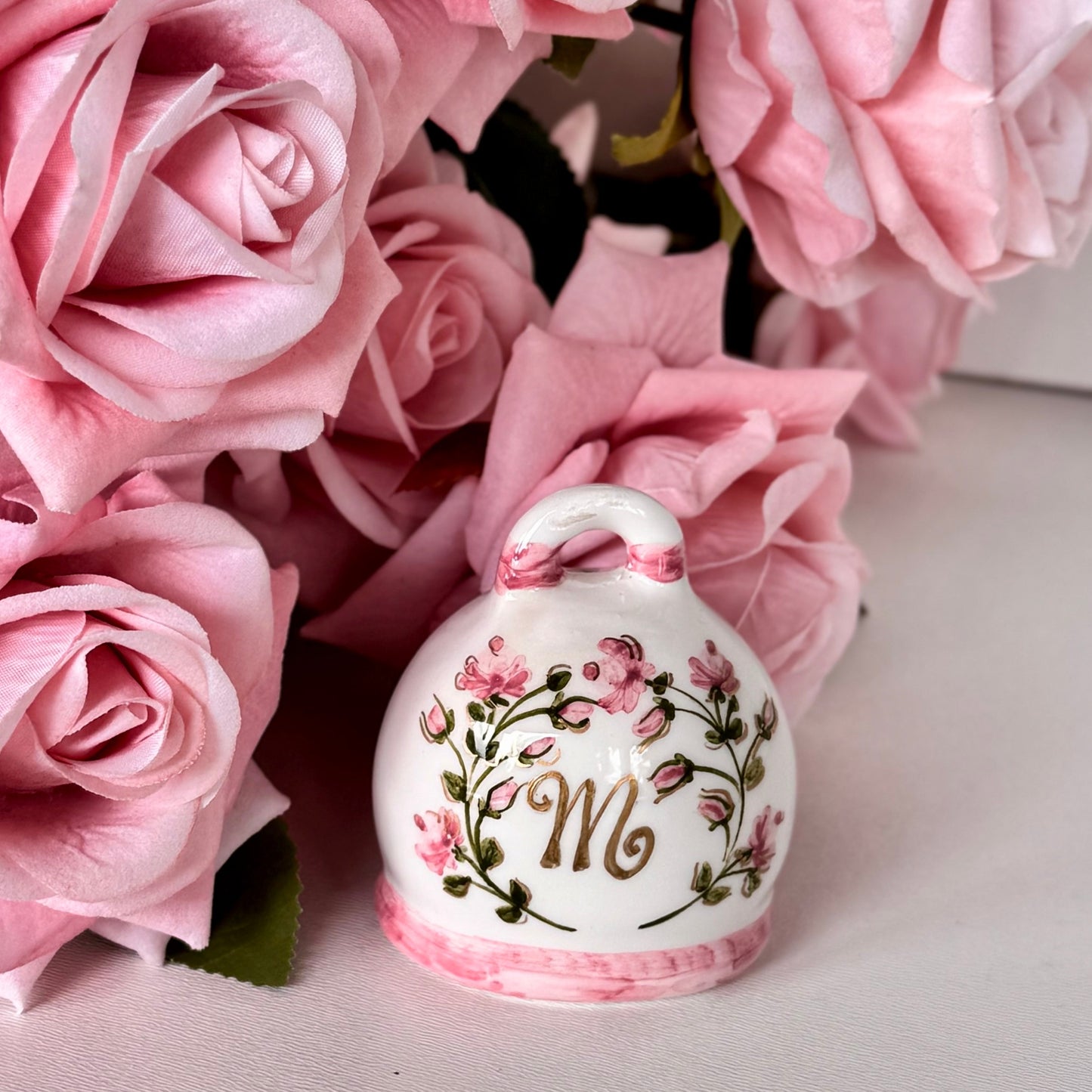 Campanella di San Michele fatta a mano in ceramica, arricchita da nome personalizzato e decorazioni delicate