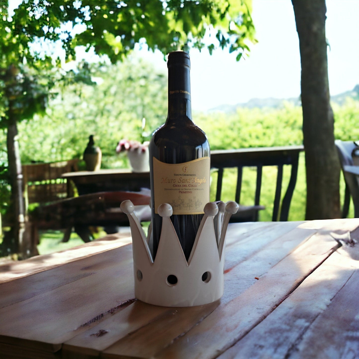 Corona in ceramica lavorata a mano, dal design semplice e moderno, utilizzabile come porta candela, porta bottiglia o porta dolci. Bomboniera perfetta per eventi speciali.