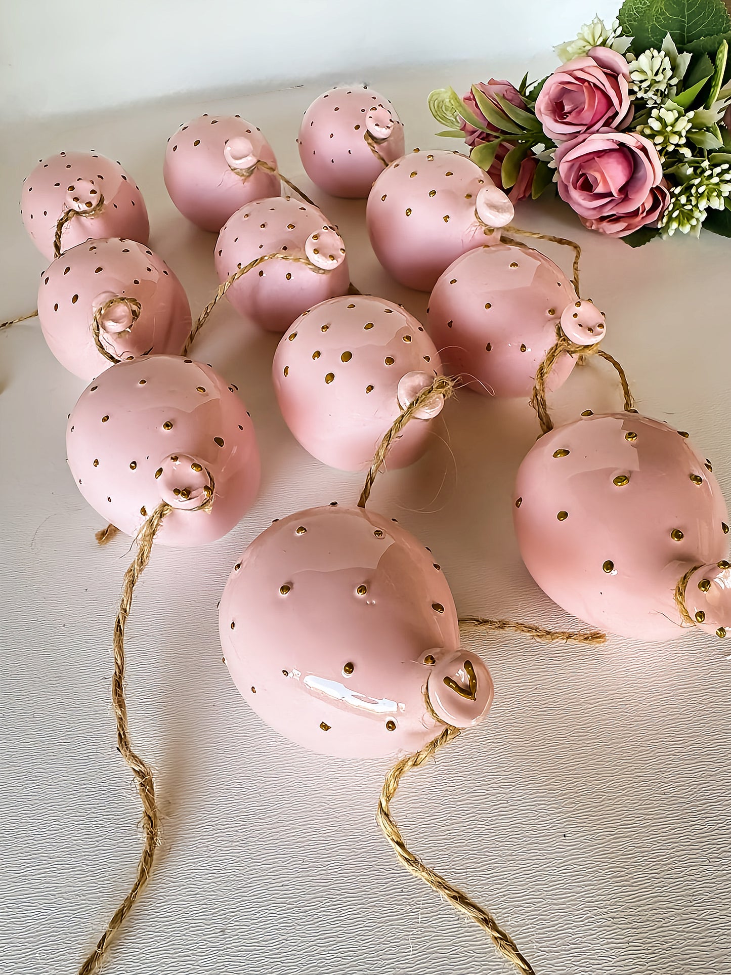 Come un ricordo d’infanzia, ma in chiave elegante: palloncino artigianale da parete rosa con riflessi dorati.