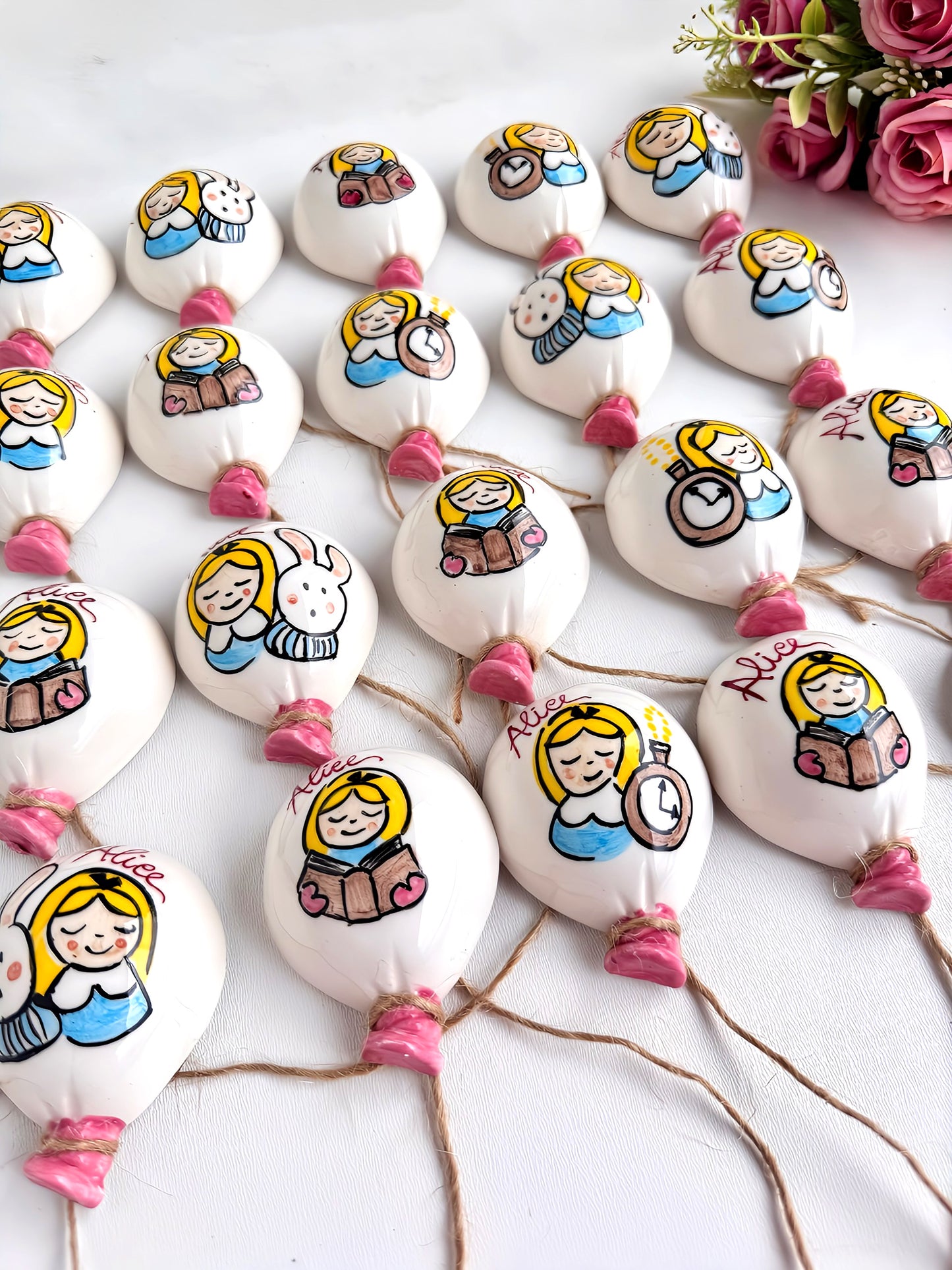 Aggiungi un tocco di colore e allegria alla tua giornata con queste deliziose calamite a forma di palloncino! Realizzate artigianalmente in ceramica, sono perfette per decorare il frigorifero, la bacheca o qualsiasi superficie metallica con un sorriso.