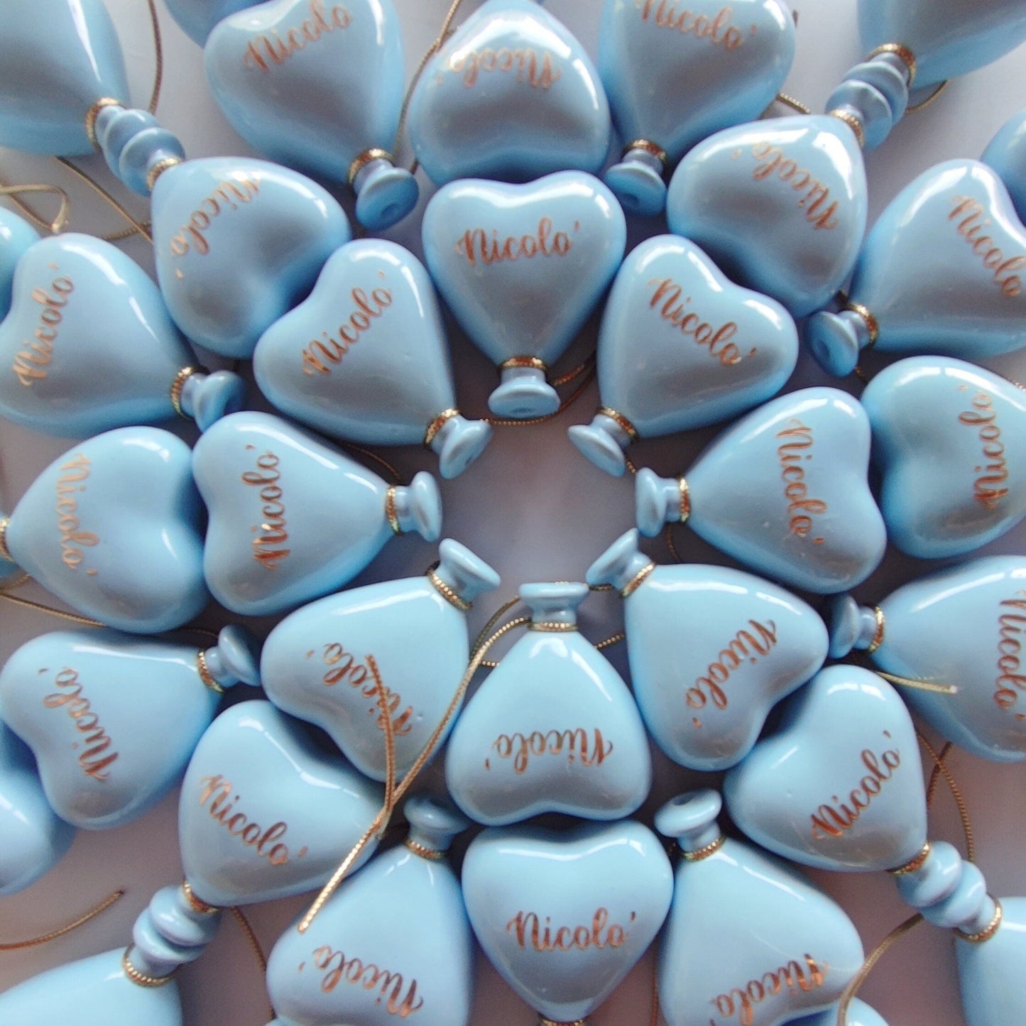 Palloncini in ceramica artigianale a forma di cuore, fatti a mano e dipinti con colori vivaci.