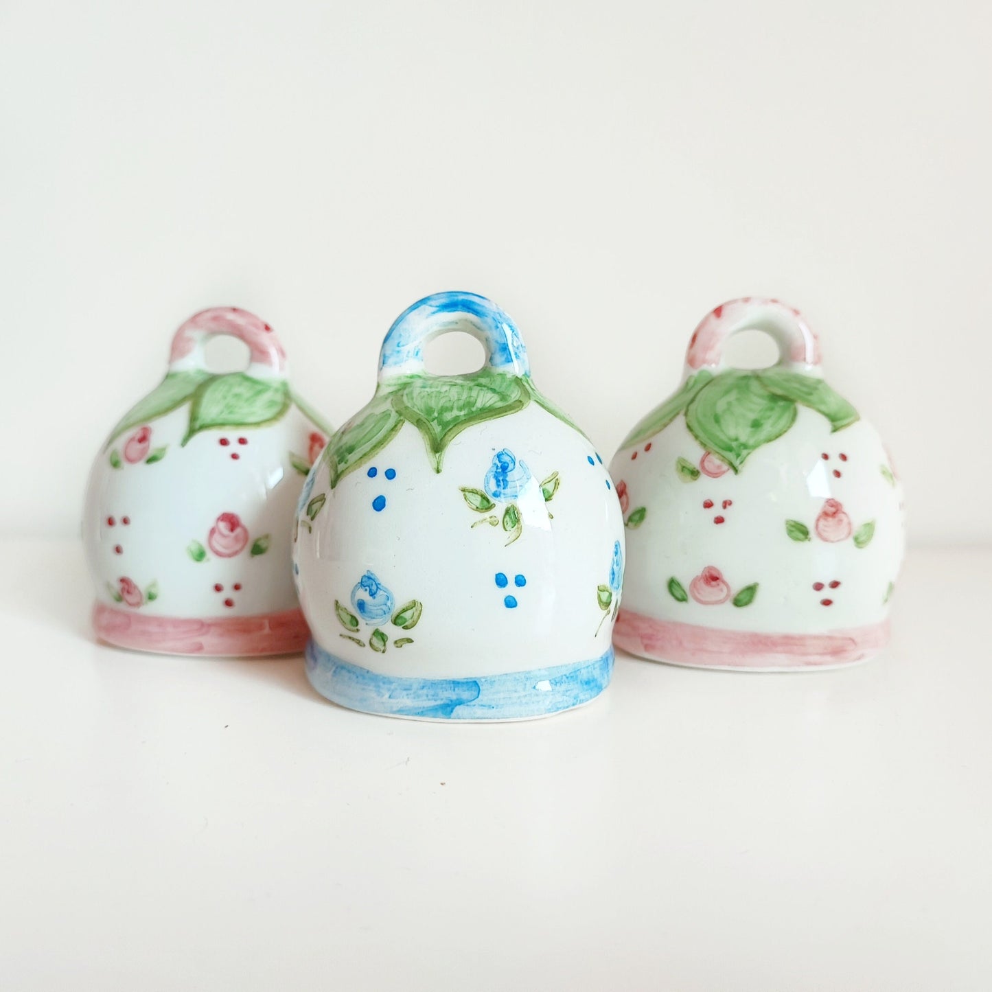 Campanella Capri in ceramica artigianale, dipinta a mano con dettagli unici. Perfetta come bomboniera