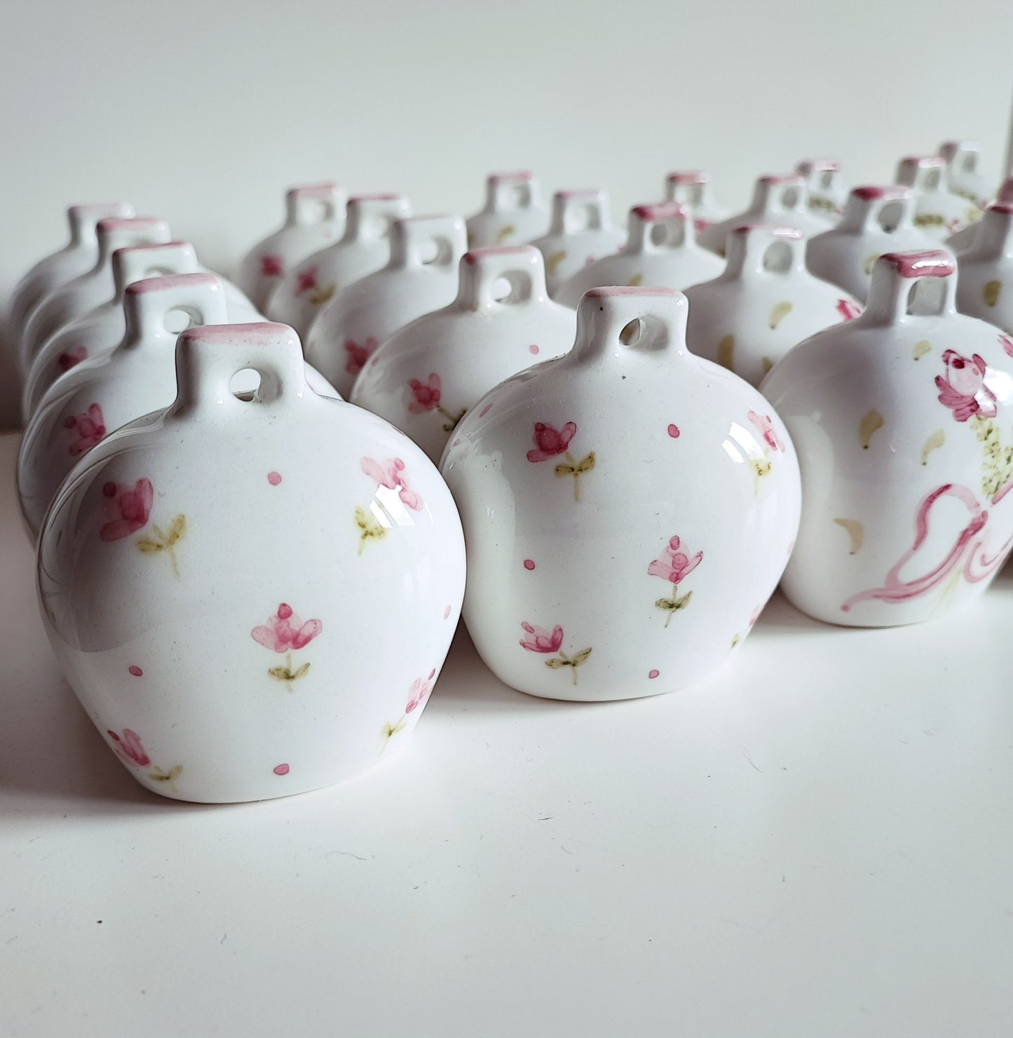 Campanella in ceramica fatta a mano, souvenir di Capri con decorazioni uniche e dettagli raffinati