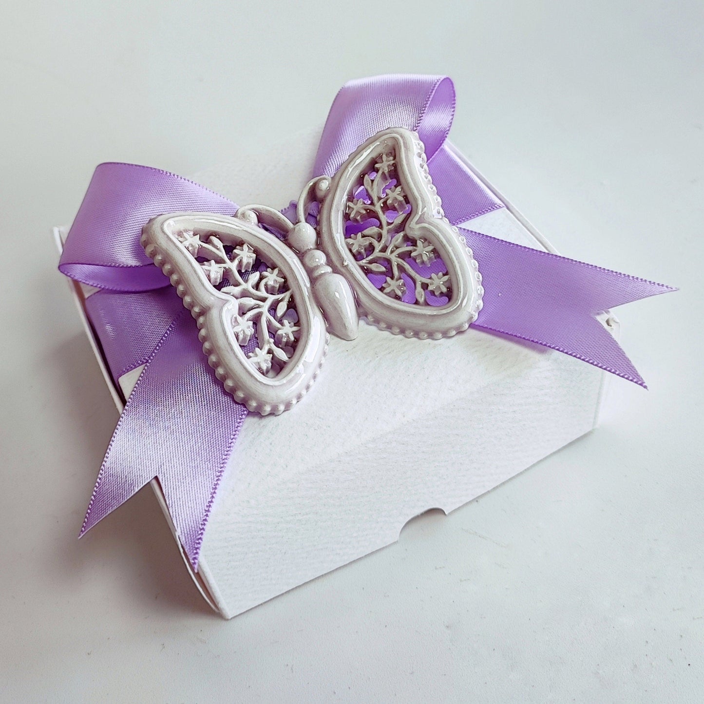 Elegante bomboniera in ceramica a forma di farfalla, realizzata e dipinta a mano. Perfetta per matrimoni, battesimi e occasioni speciali.