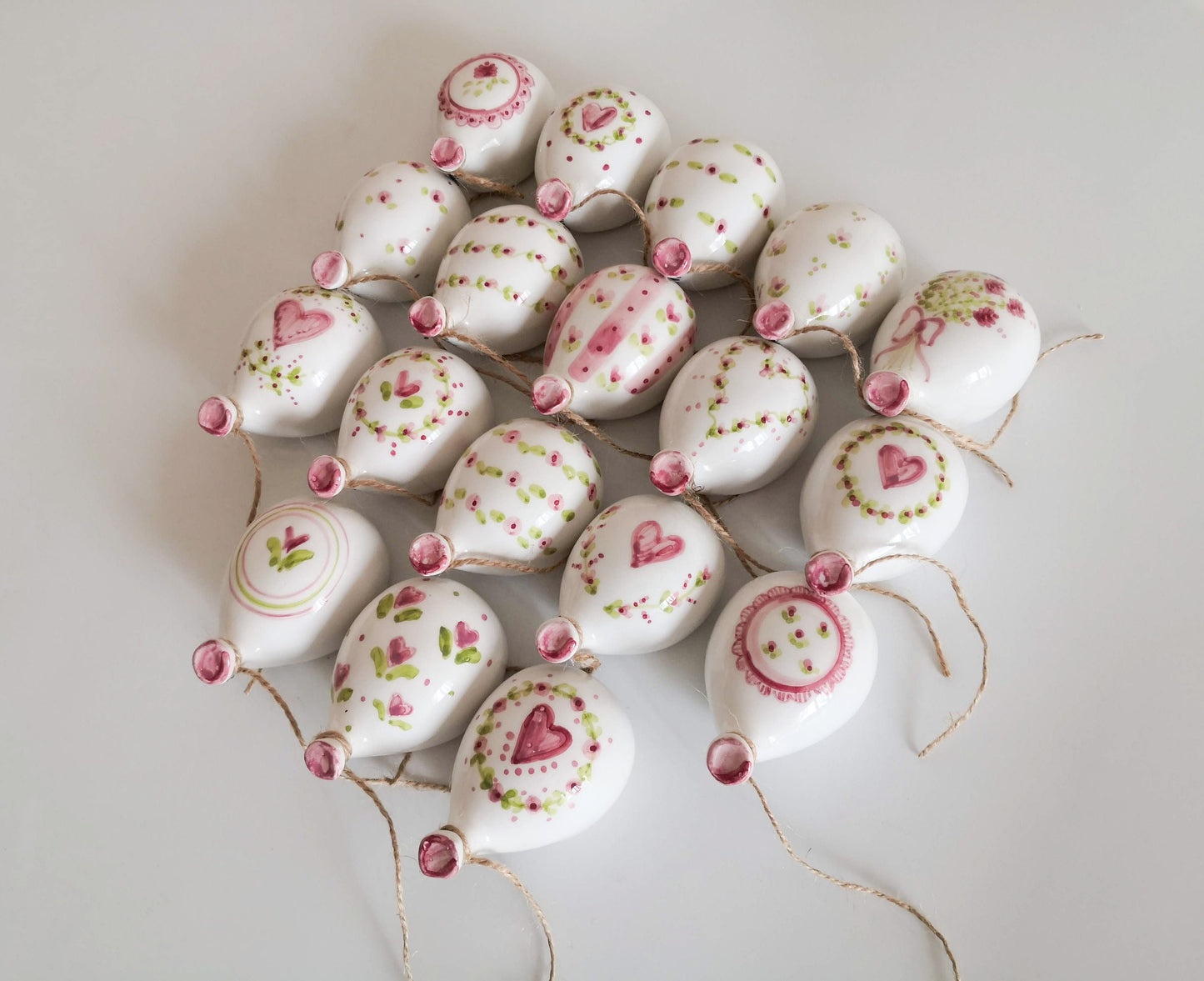 Bomboniera artigianale a forma di palloncino in ceramica da parete, perfetta per matrimoni e battesimi.