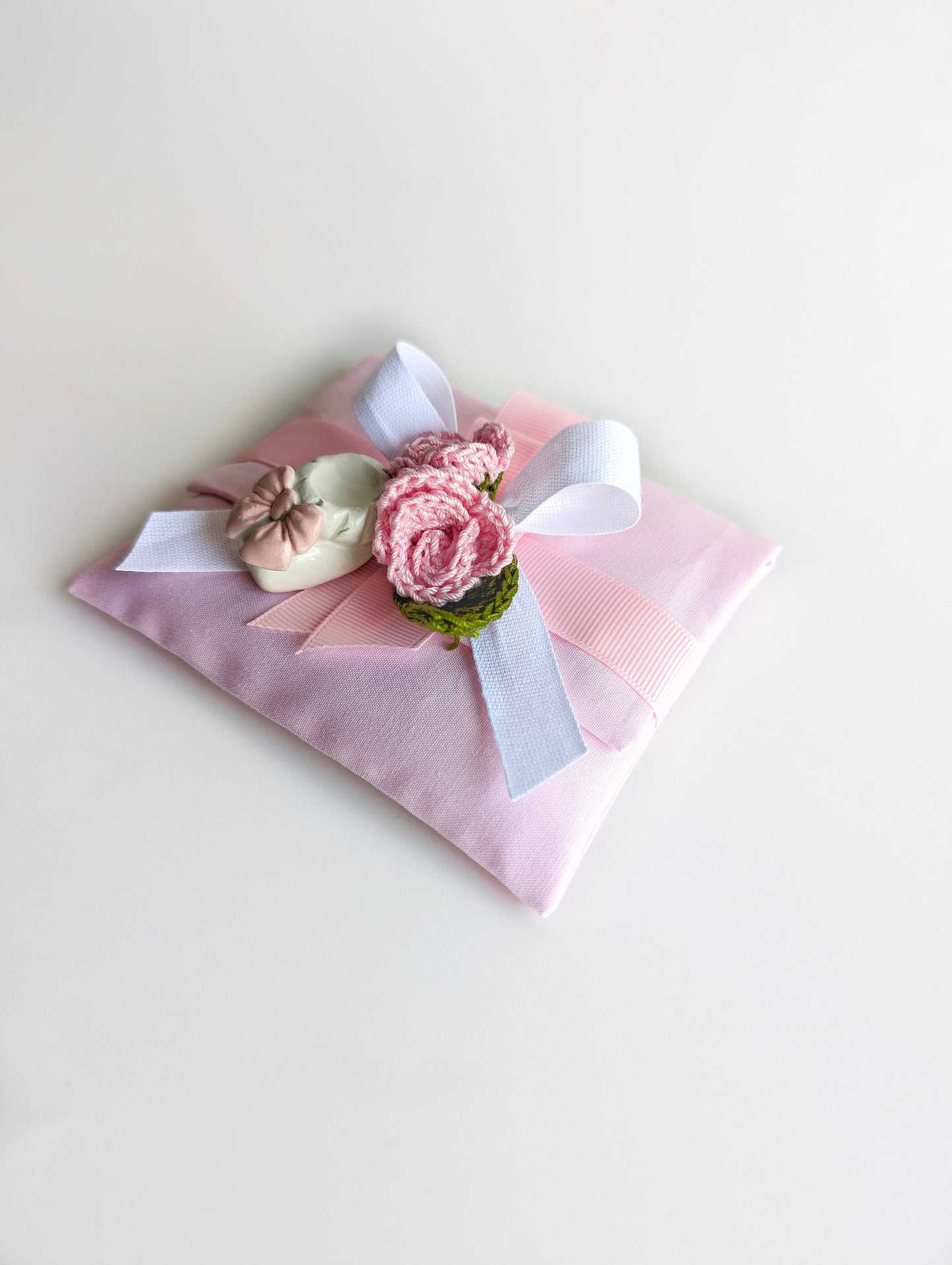 Bomboniera scarpina in ceramica artigianale su cuscino in cotone fatto a mano con nastri coordinati, elegante e personalizzabile.