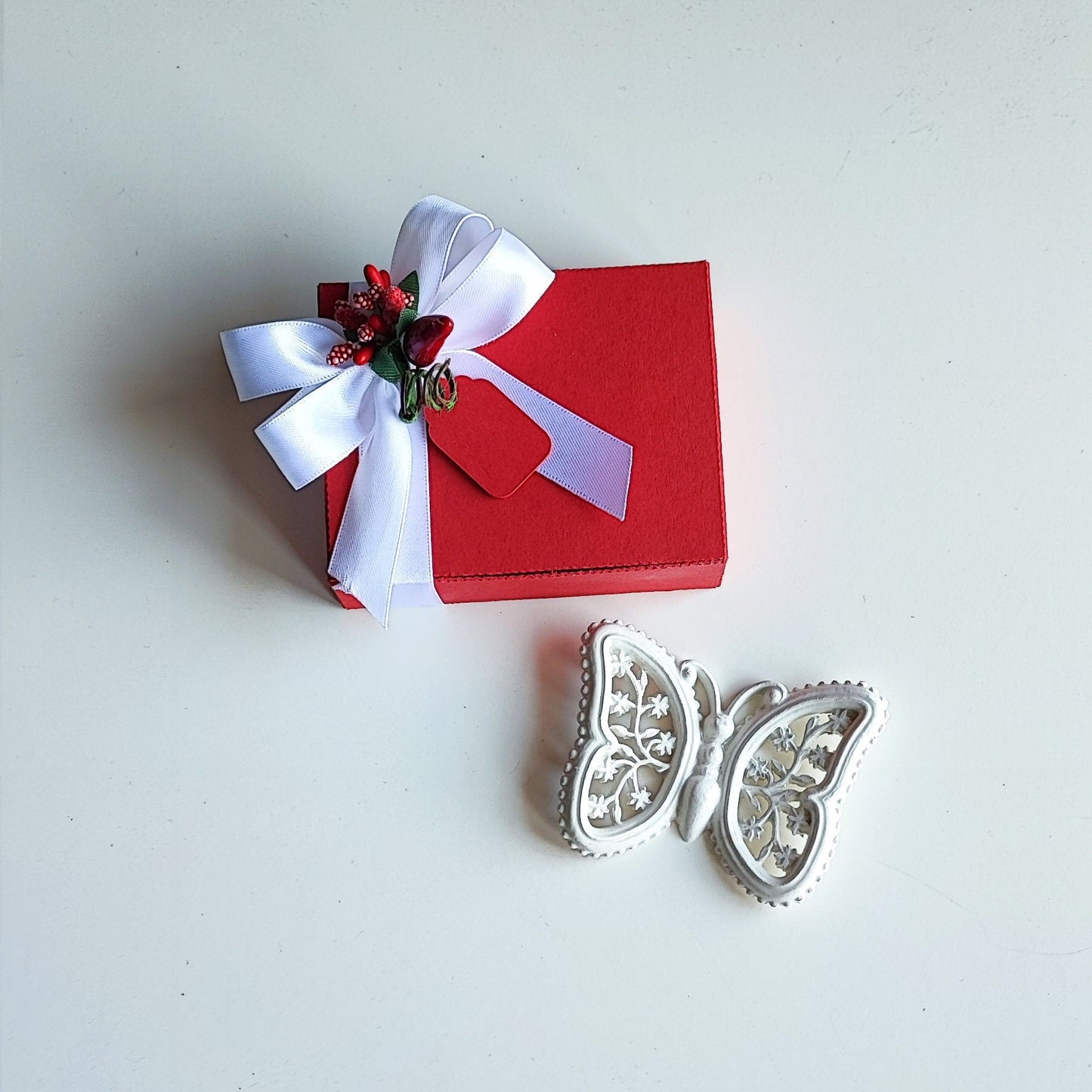 Elegante bomboniera in ceramica a forma di farfalla, realizzata e dipinta a mano. Perfetta per matrimoni, battesimi e occasioni speciali.