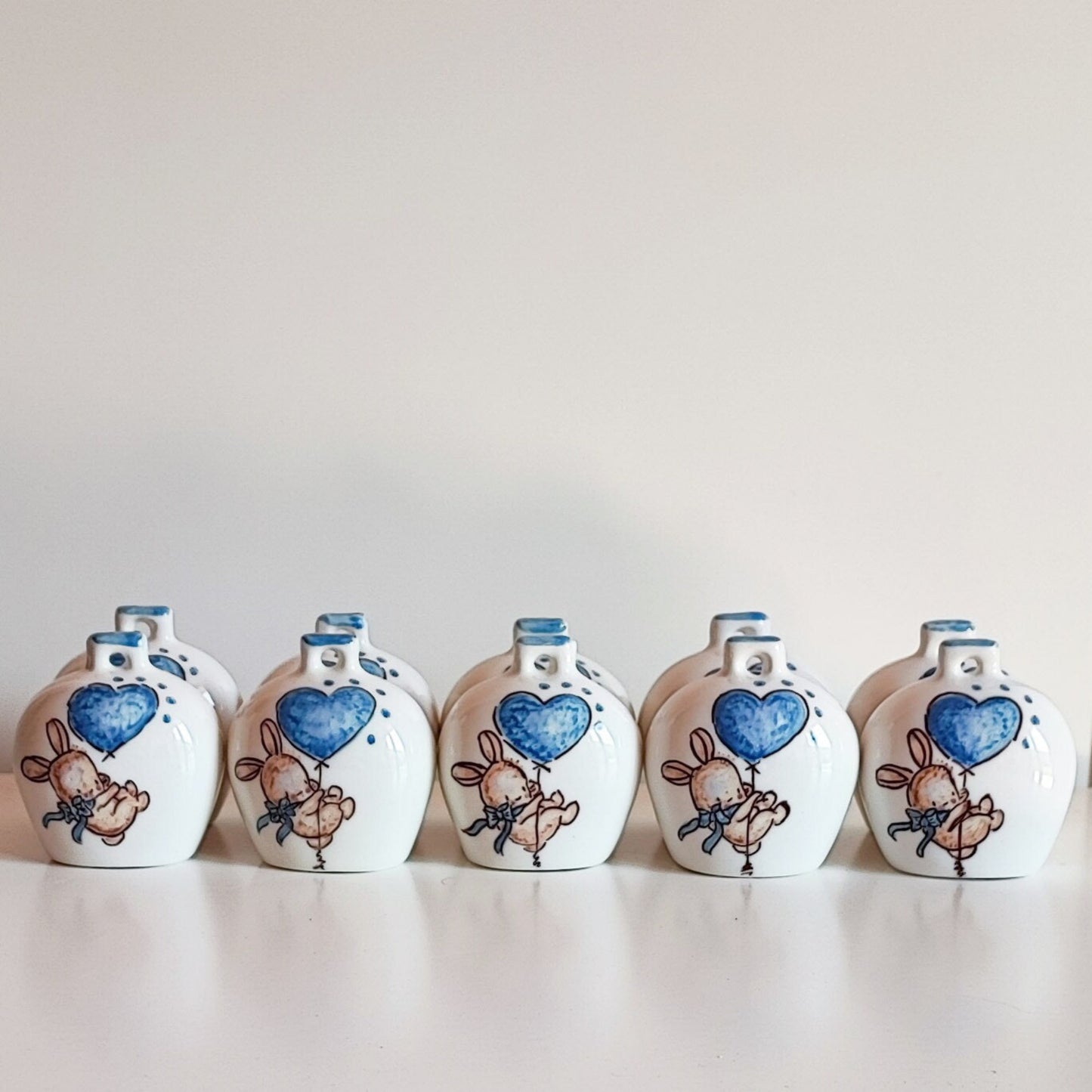 Campanella Capri in ceramica artigianale, dipinta a mano con dettagli unici. Perfetta come decorazione o souvenir.