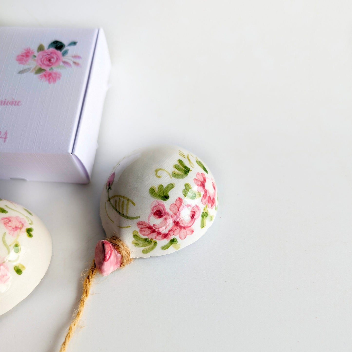 Calamita in ceramica artigianale a forma di palloncino, fatta a mano e dipinta con colori vivaci, ideale per decorare frigoriferi e superfici metalliche