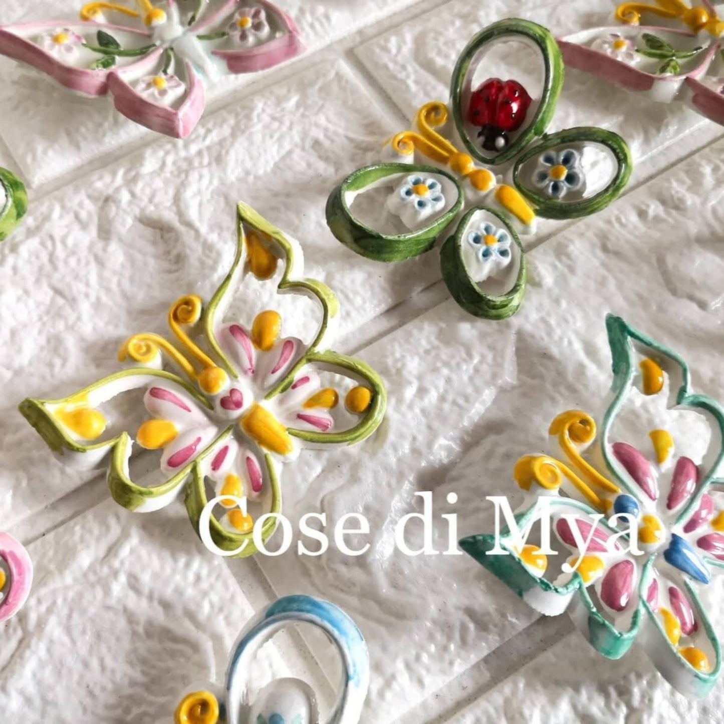 Elegante bomboniera in ceramica a forma di farfalla, realizzata e dipinta a mano. Perfetta per matrimoni, battesimi e occasioni speciali.