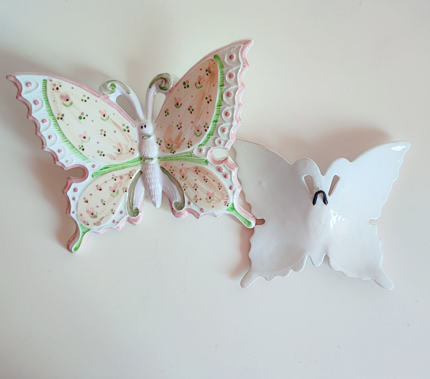Set di farfalle in ceramica smaltata, perfetto per arredare casa con un tocco artigianale unico
