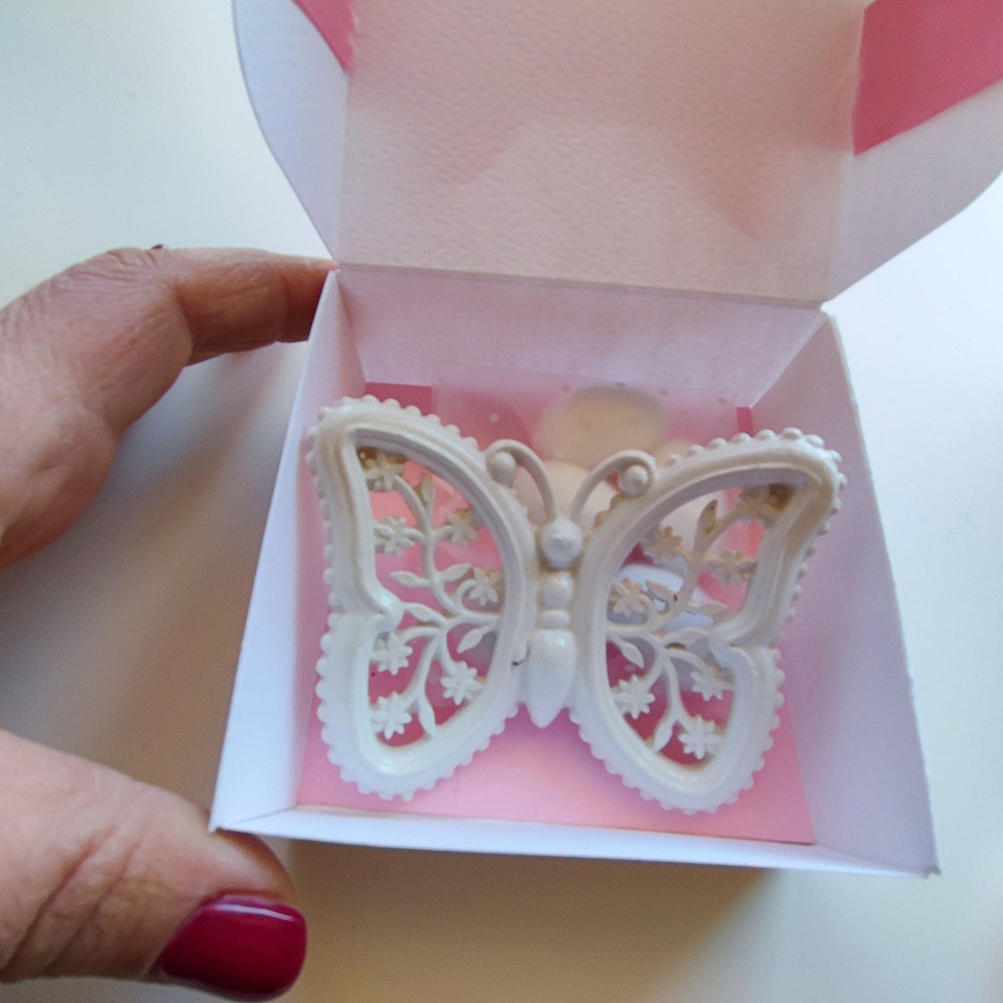 Farfalla artigianale in ceramica, perfetta per decorare tavoli, mobili e pareti con stile.