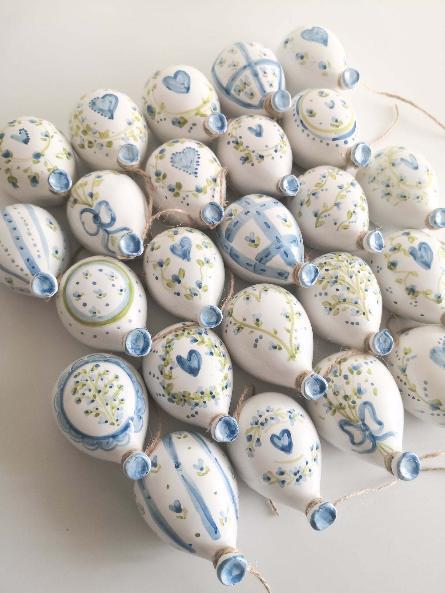 Palloncino da parete in ceramica smaltata, un dettaglio raffinato per celebrare eventi speciali.