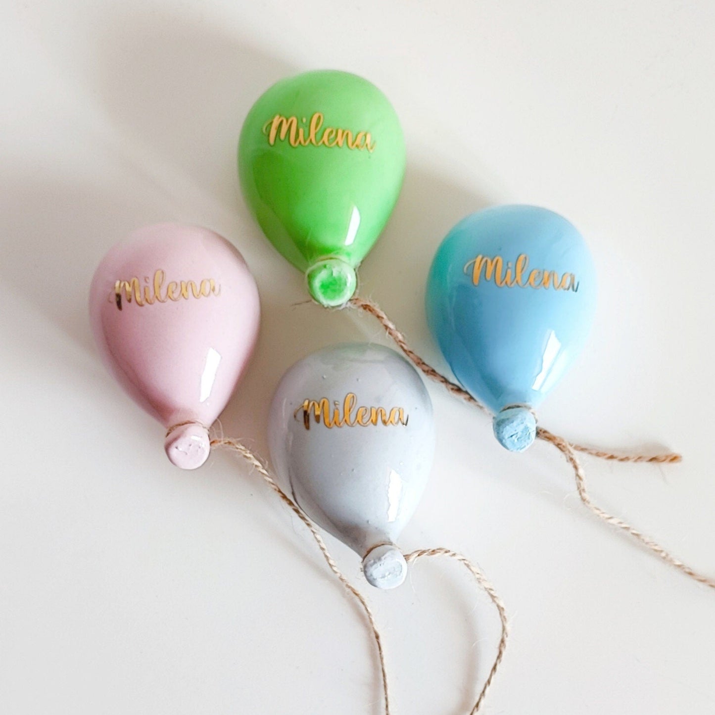 Palloncino calamita in ceramica dipinto a mano, perfetto come bomboniera per nascita, comunione e battesimo.