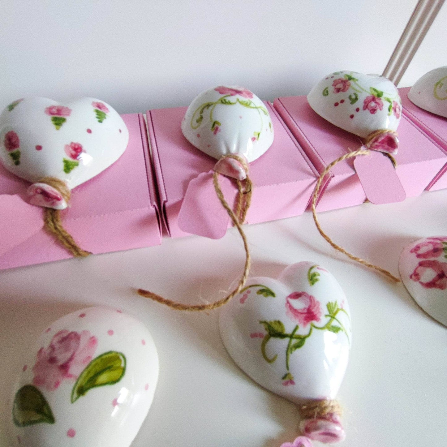 Bomboniera a forma di palloncino in ceramica con calamita, fatta a mano e dipinta con colori vivaci. Perfetta per matrimoni e battesimi.