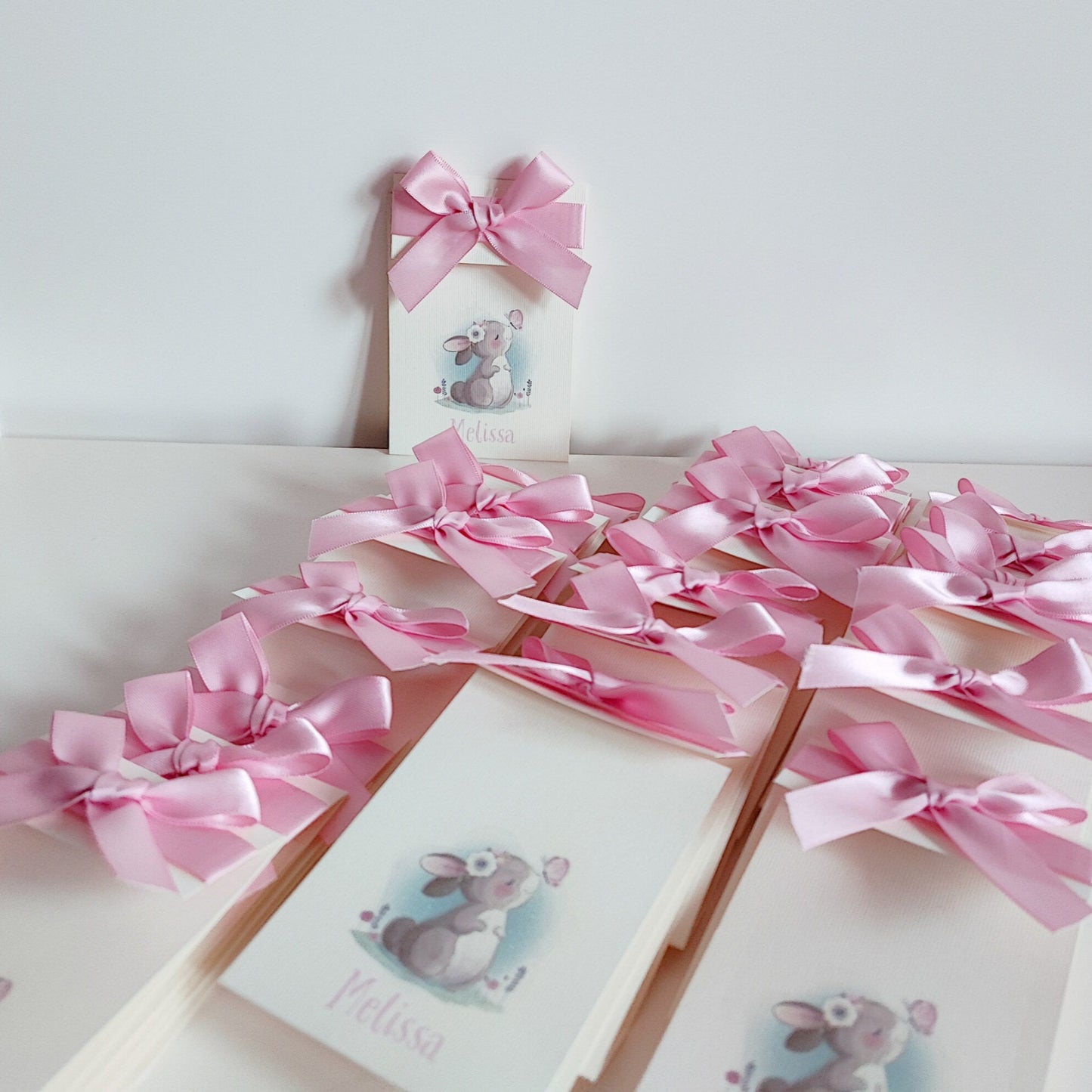 Scatolina portaconfetti artigianale, realizzata a mano con cura. Perfetta per matrimoni, battesimi, comunioni e altre cerimonie.