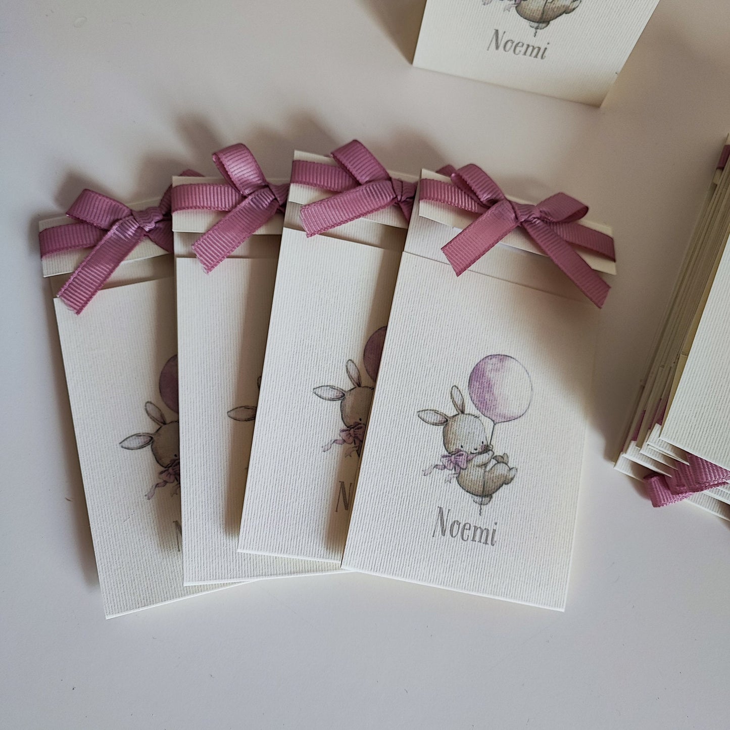 Scatoline portaconfetti fatte a mano con materiali eco-friendly, ideali per bomboniere personalizzate.