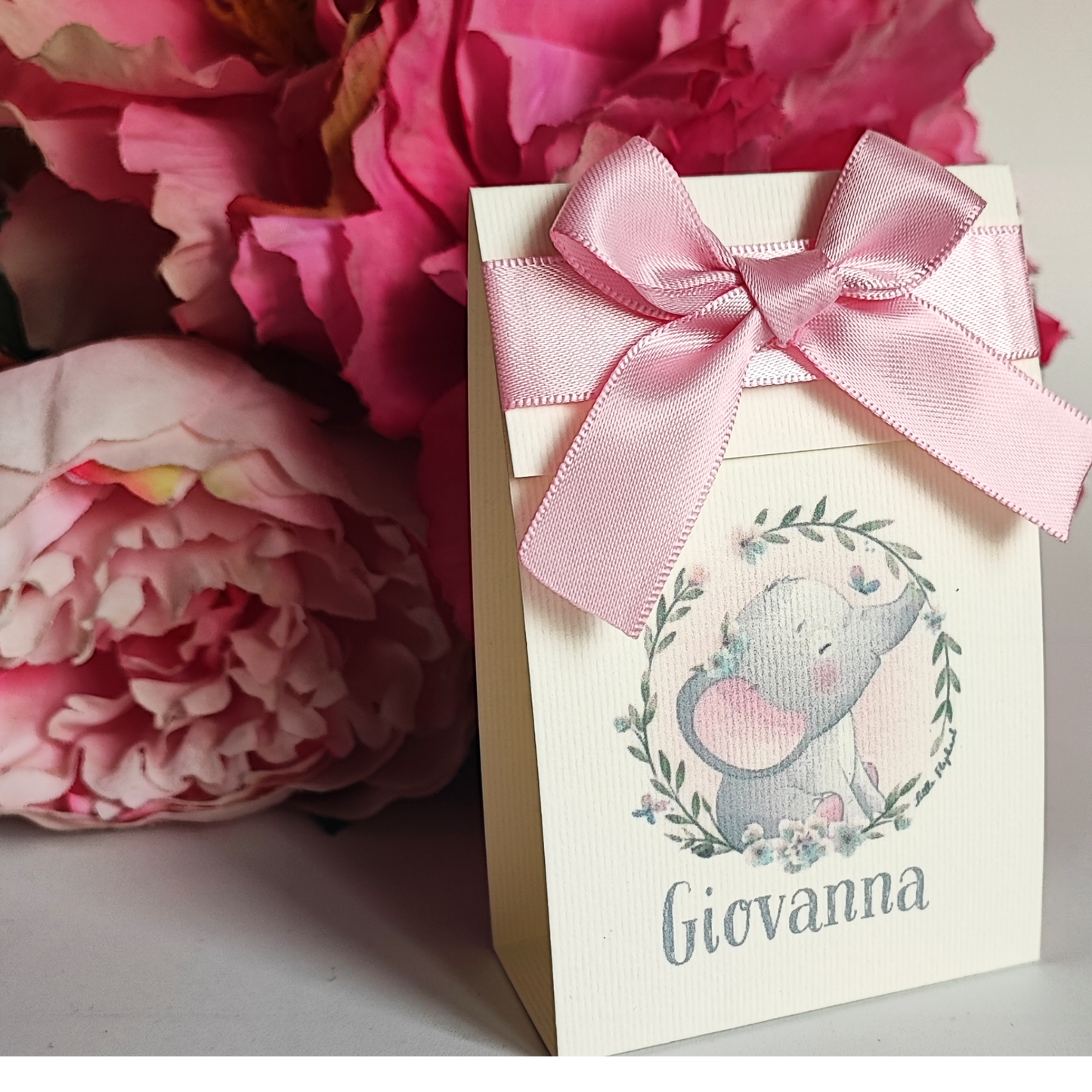 Scatolina portaconfetti artigianale, realizzata a mano con cura. Perfetta per matrimoni, battesimi, comunioni e altre cerimonie.