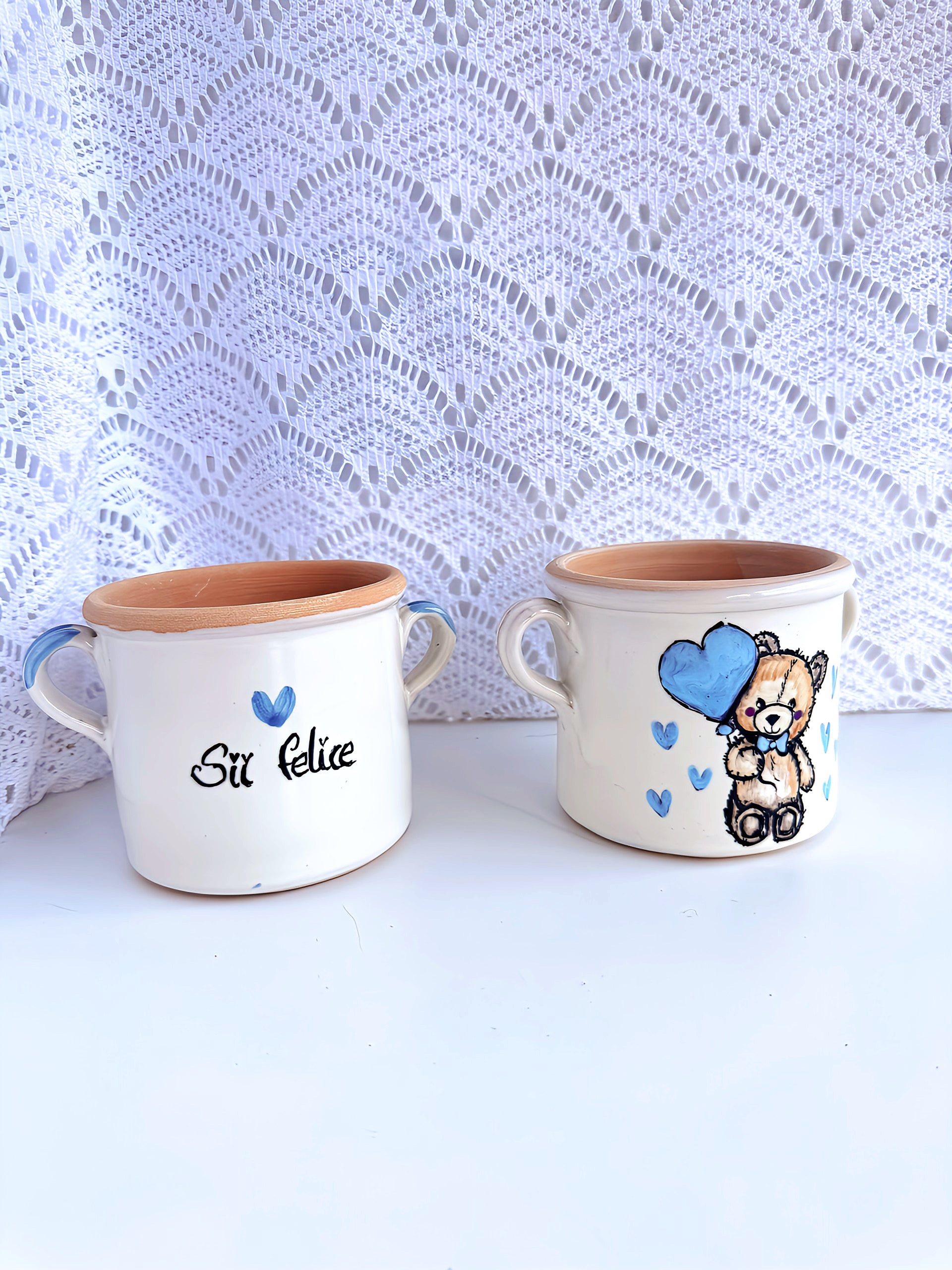 Ceramica smaltata priva di piombo, dipinta a mano con amore.
Personalizzabile con nome e data, pronta da regalare.
Un dono sicuro, sostenibile e pieno di significato.