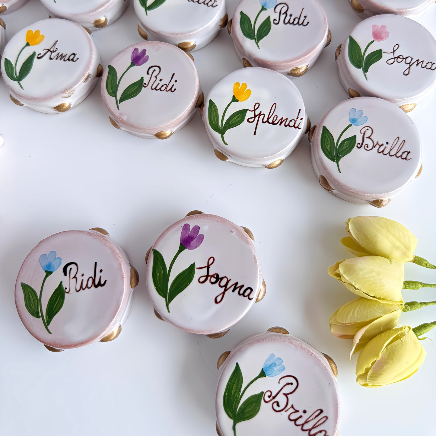 Non la solita bomboniera.
Scegli un tamburello in ceramica, fatto a mano con amore, per raccontare il tuo giorno speciale in modo autentico e originale.