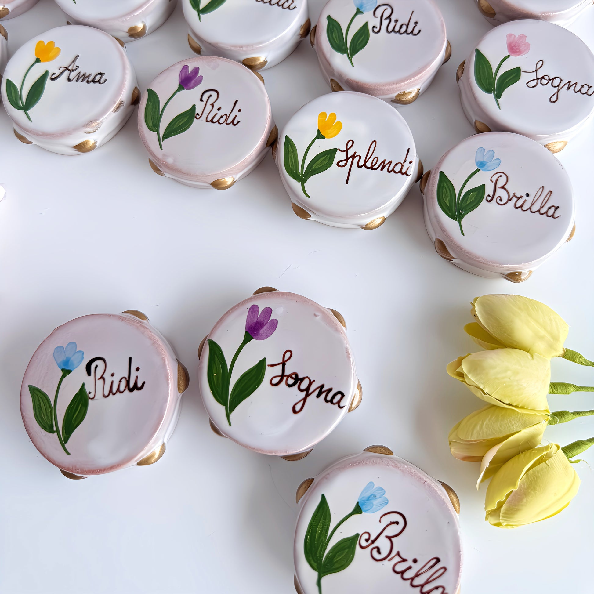 Non la solita bomboniera.
Scegli un tamburello in ceramica, fatto a mano con amore, per raccontare il tuo giorno speciale in modo autentico e originale.