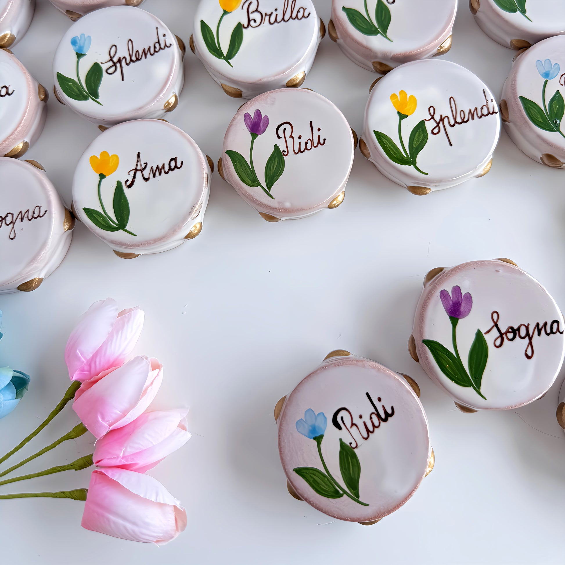 Ceramica smaltata, forme leggere e colori delicati.
I nostri tamburelli artigianali sono pensati per chi cerca una bomboniera fuori dal comune, perfetta per matrimoni, comunioni o compleanni speciali.
Un ricordo unico, che resta.
