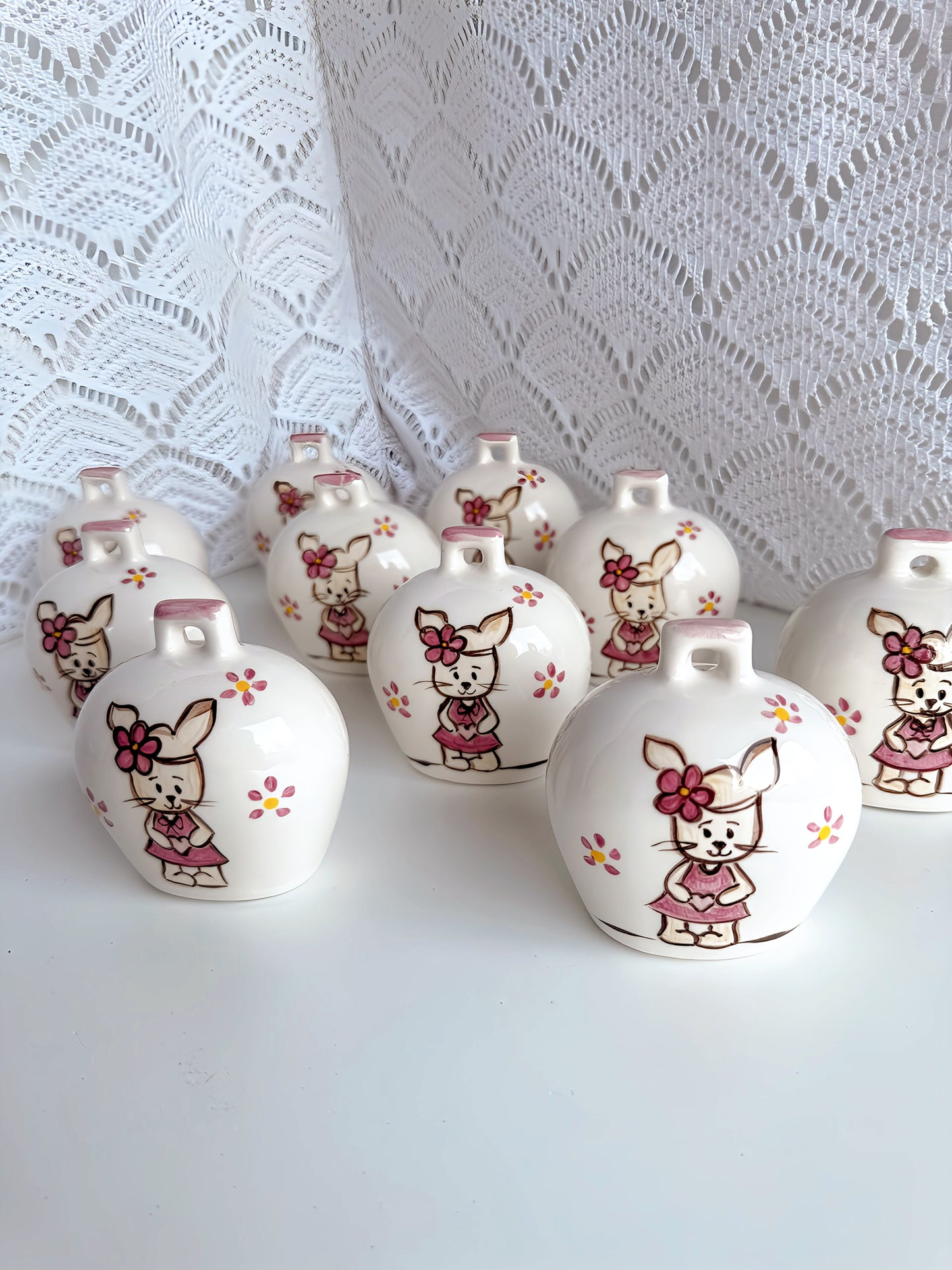 "Rendi unico il tuo evento con le esclusive bomboniere Campanelle Capri. Questa immagine mostra la nostra adorabile coniglietta dipinta a mano su ceramica di alta qualità, simbolo di un ricordo speciale. Con la loro misura di 6x7cm, queste campanelle sono l'ideale per celebrare in grande stile Nascita, Battesimo o un Compleanno indimenticabile, offrendo ai tuoi ospiti un pezzo di autentico artigianato caprese."
