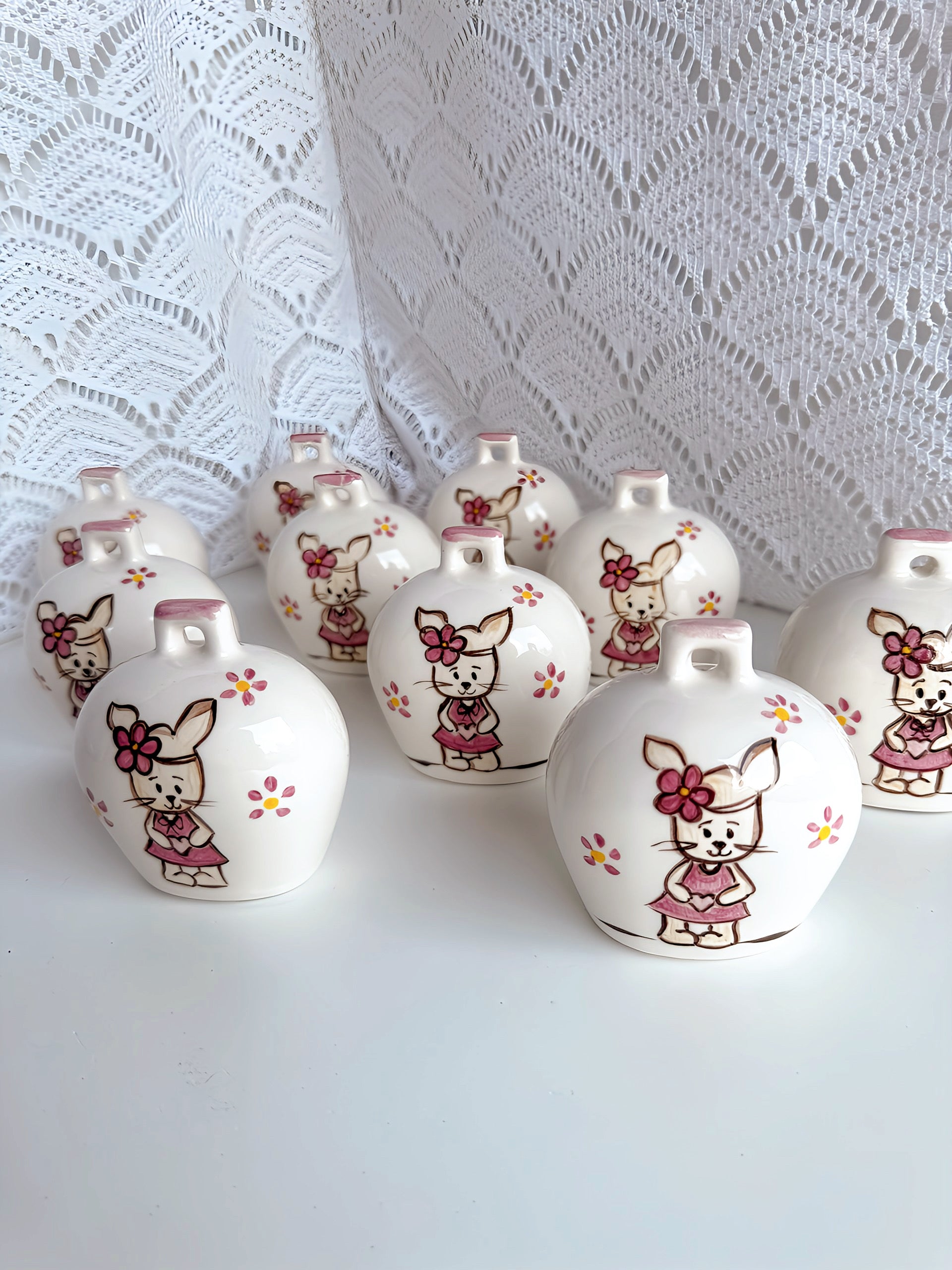 "Rendi unico il tuo evento con le esclusive bomboniere Campanelle Capri. Questa immagine mostra la nostra adorabile coniglietta dipinta a mano su ceramica di alta qualità, simbolo di un ricordo speciale. Con la loro misura di 6x7cm, queste campanelle sono l'ideale per celebrare in grande stile Nascita, Battesimo o un Compleanno indimenticabile, offrendo ai tuoi ospiti un pezzo di autentico artigianato caprese."