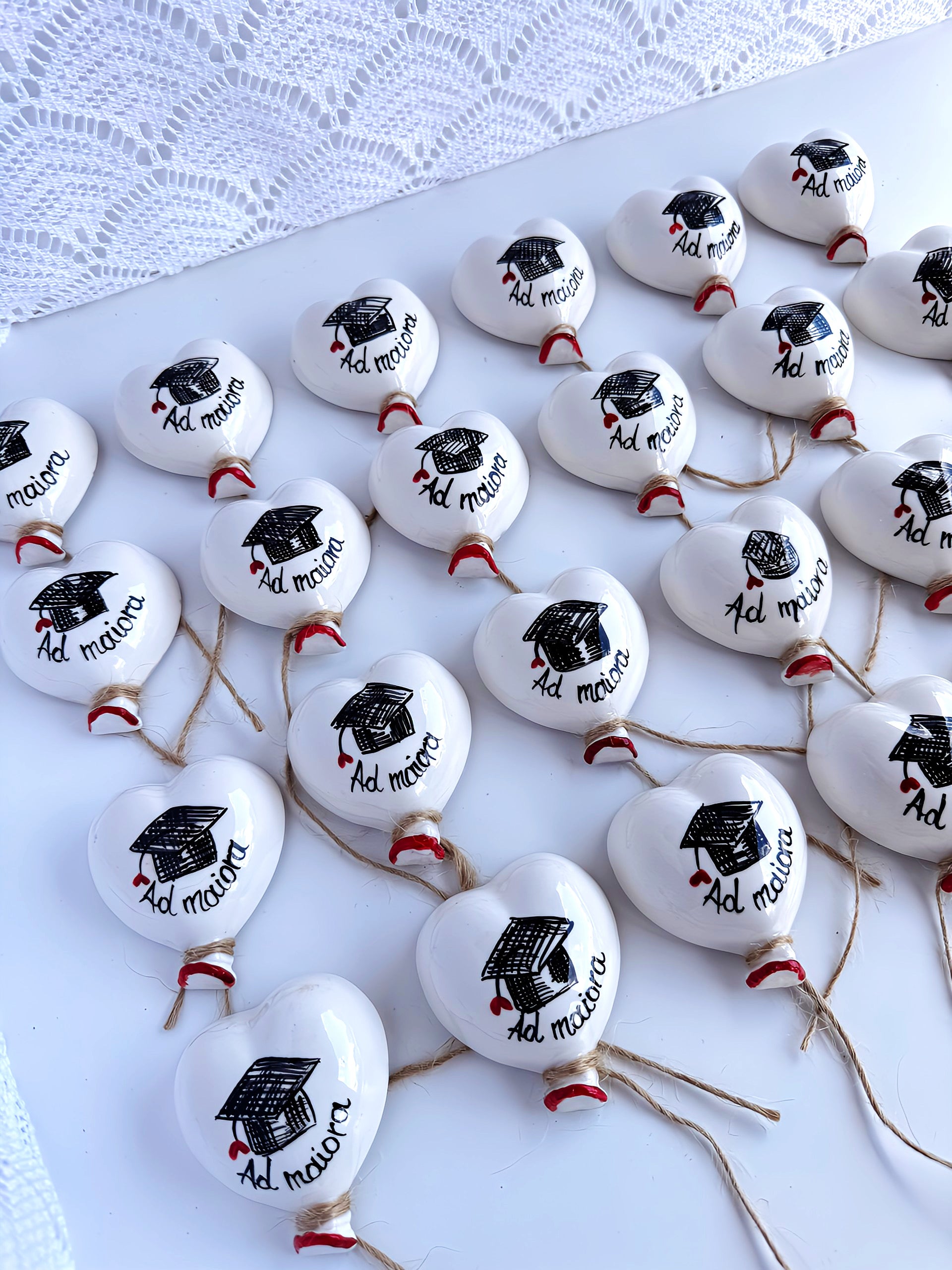  Bomboniera calamita per laurea: il nostro palloncino in ceramica (6x7 cm) offre un tocco di classe e originalità per festeggiare la tua discussione.