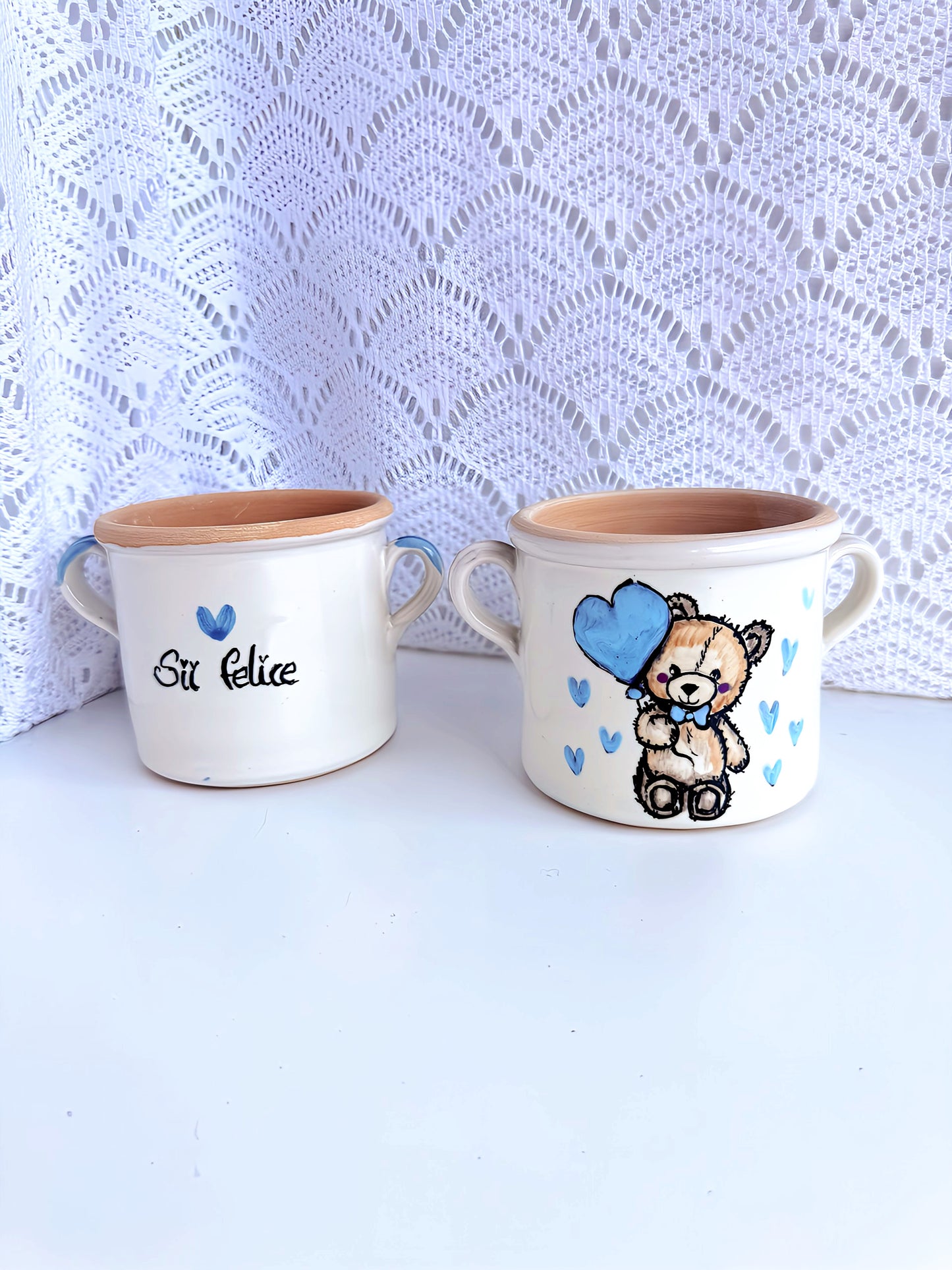 Ogni battesimo è una promessa d’amore.
Le nostre capaselle raccontano storie fatte a mano, per custodire un ricordo che dura nel tempo.
Uniche. Delicate. Autentiche.

