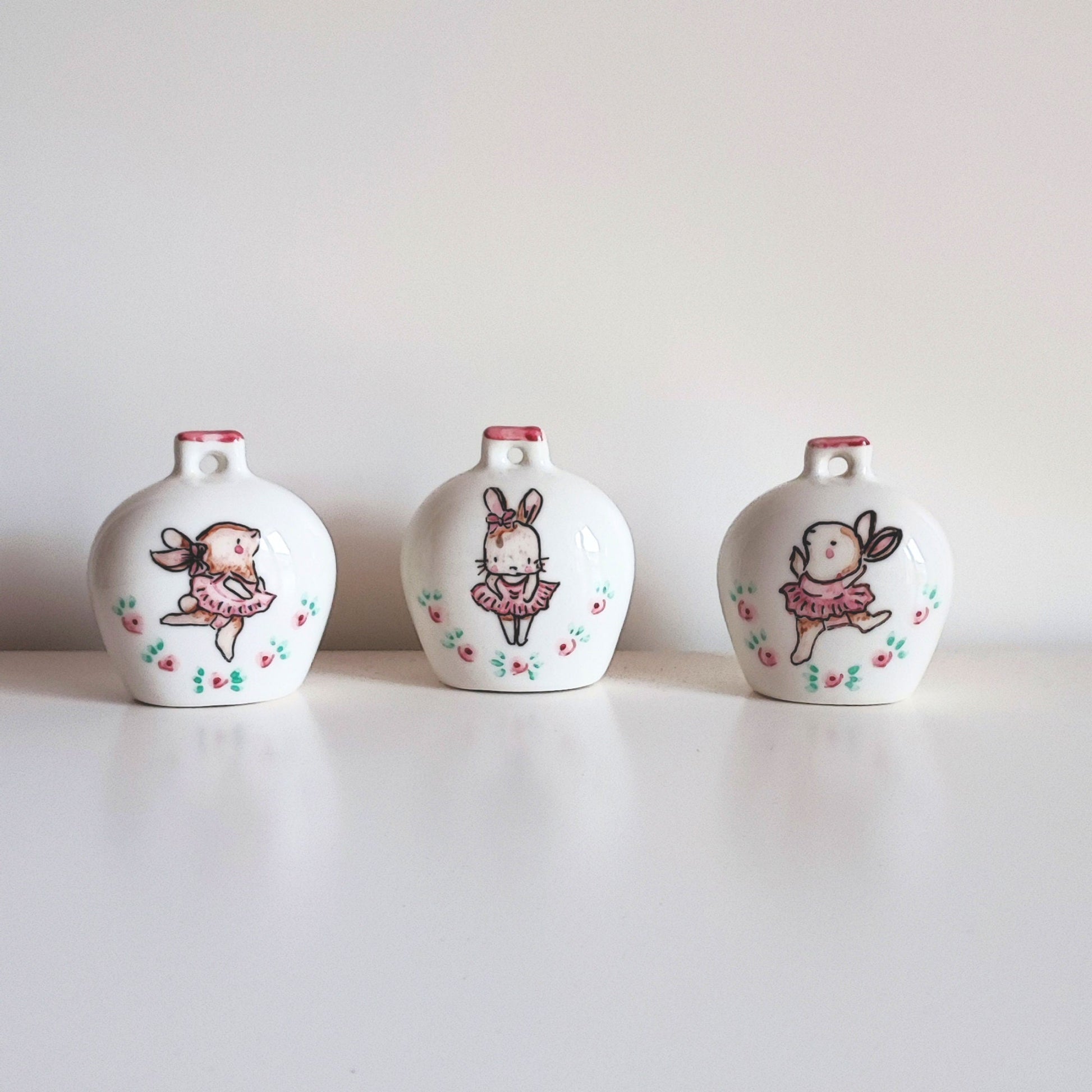 bomboniera Campanella in ceramica fatta a mano,  di Capri con decorazioni uniche e dettagli raffinati