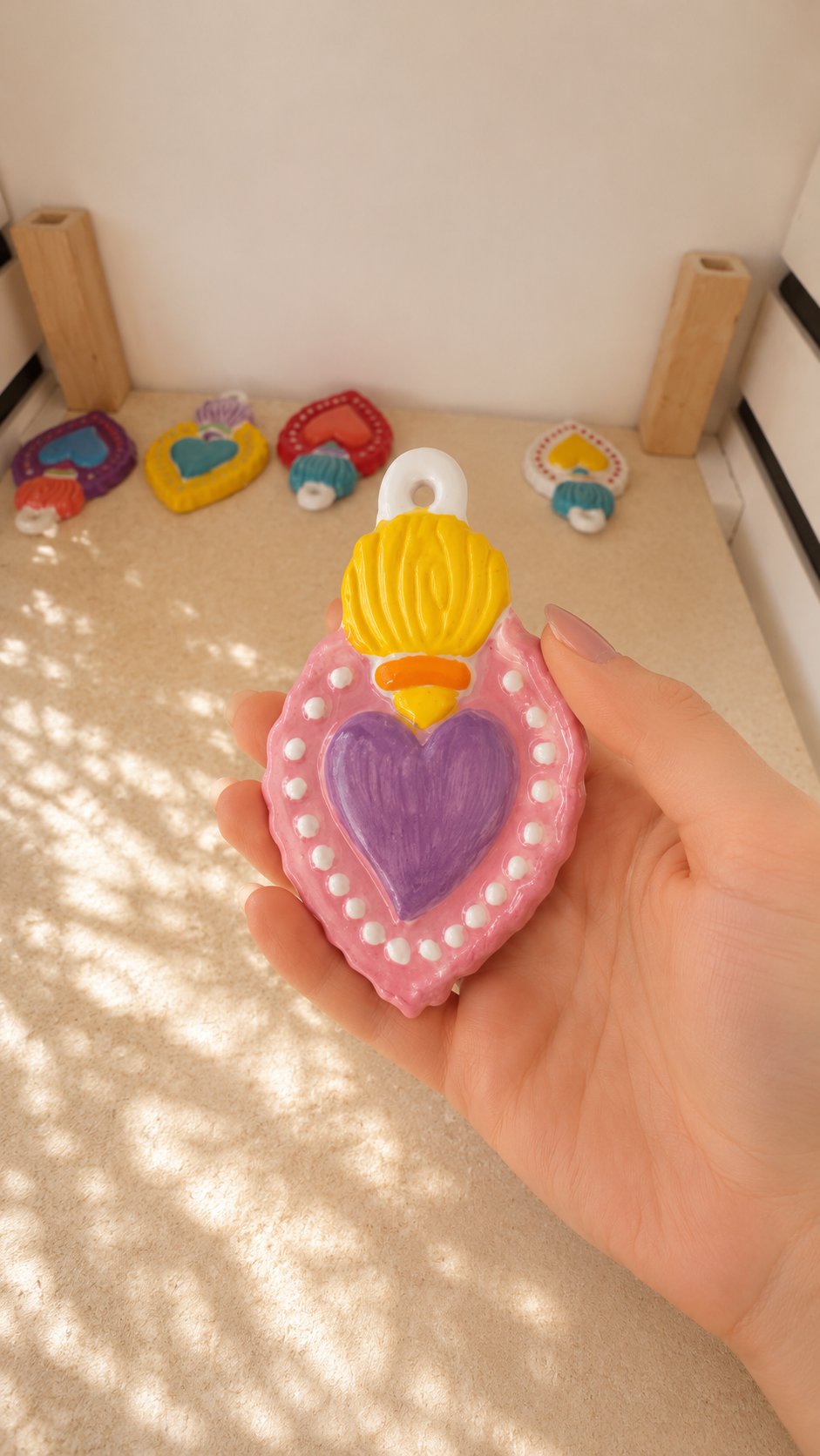 



Bomboniera per Battesimo composta da sacchetto in juta e decorazione in ceramica dipinta a mano.