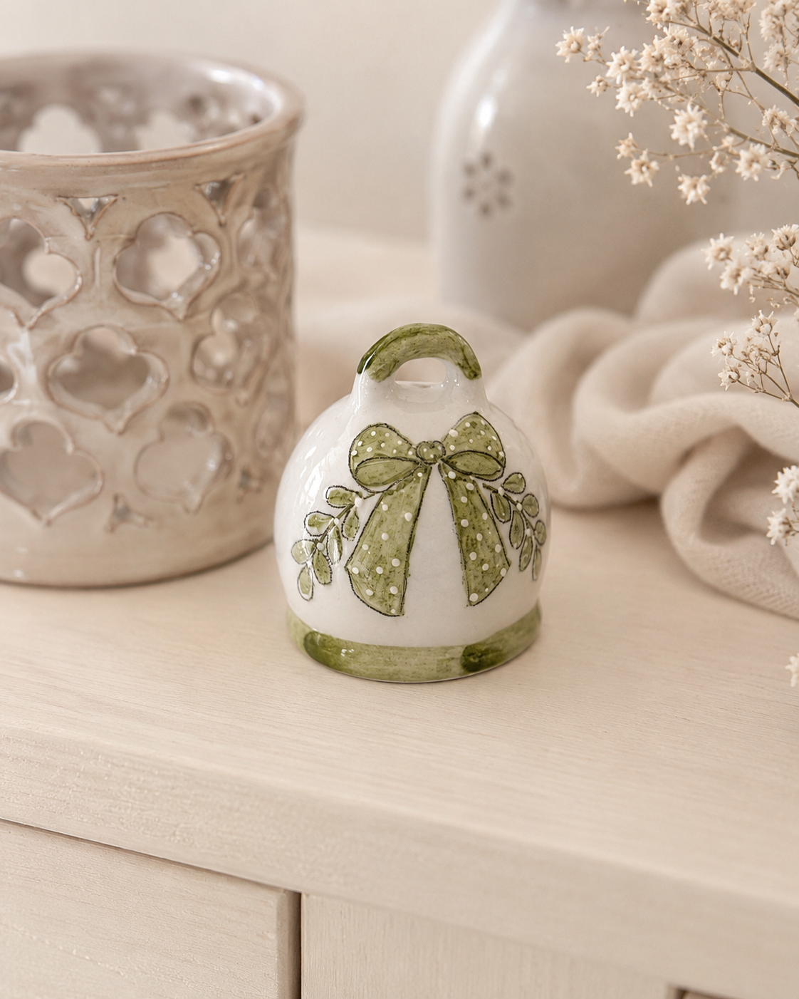 Bomboniera Campanella Capri in ceramica bianca con fiocco verde decorato a mano, ideale per matrimonio, battesimo, comunione e cerimonie, realizzata su ordinazione.