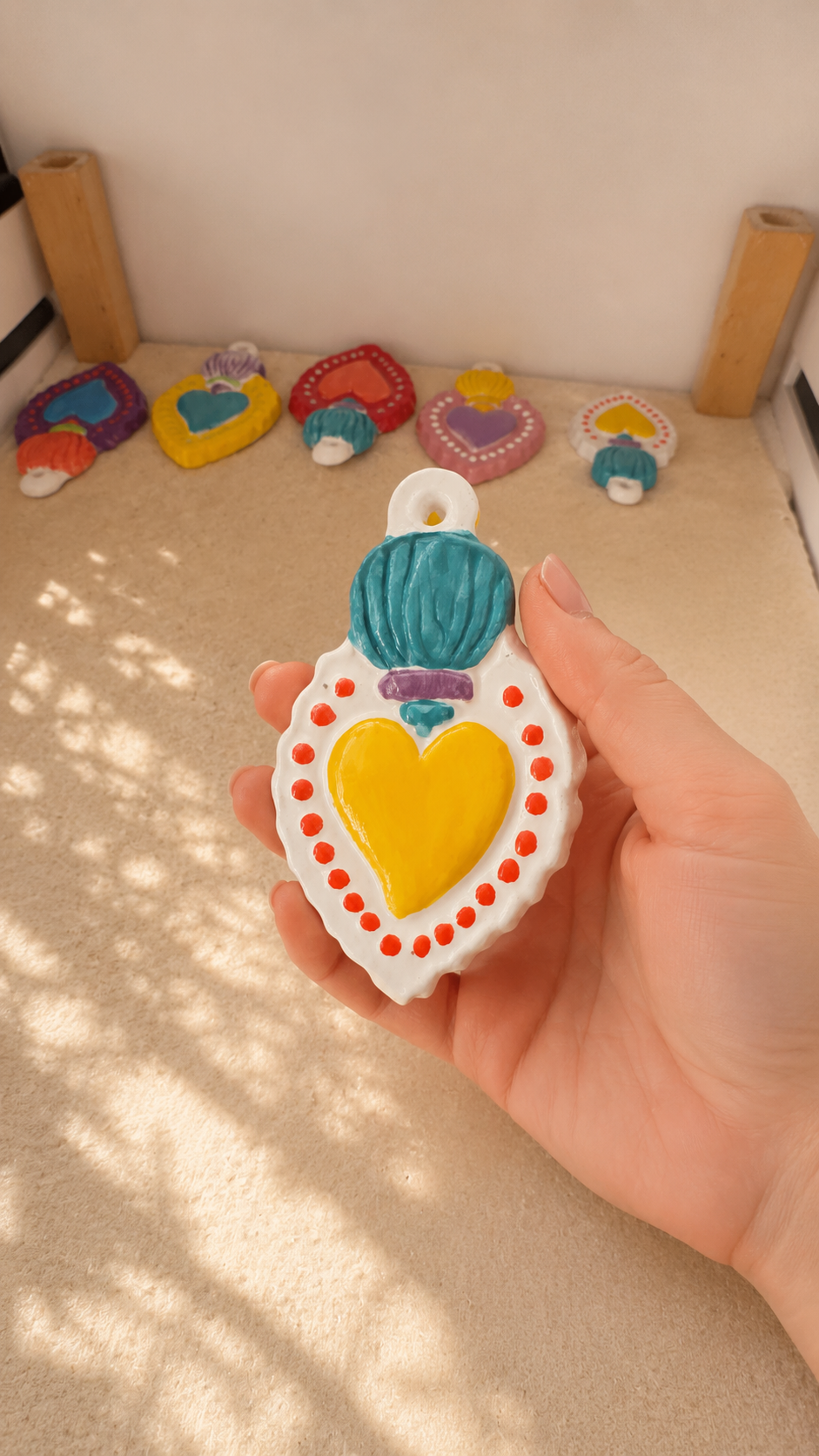 



Sacchetto bomboniera per Cresima con Sacro Cuore in ceramica e fiocchi coordinati.