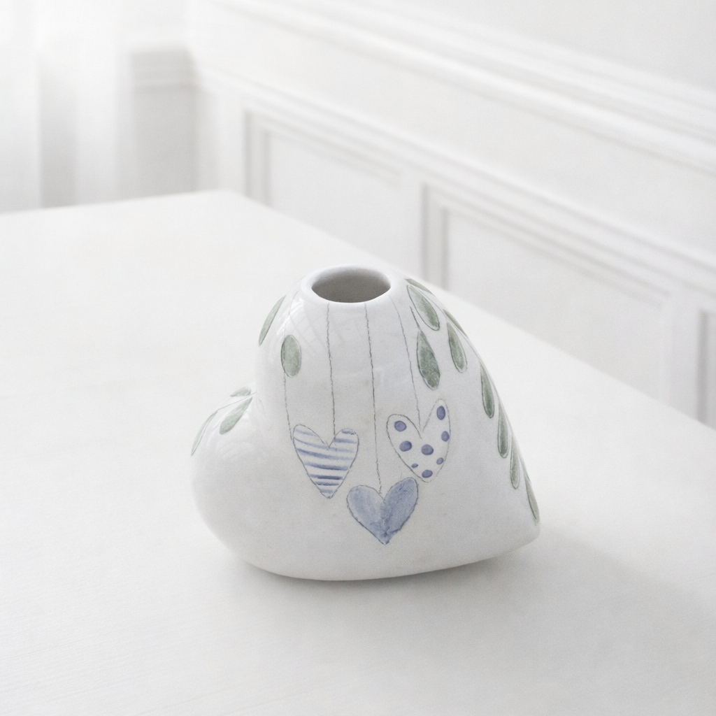 Bomboniera profumatore in ceramica a forma di cuore con decorazione romantica dipinta a mano, dettagli floreali e cuore pendente. Perfetta come ricordo per eventi speciali.