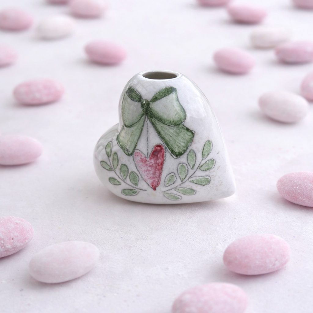 Profumatore cuore in ceramica decorato a mano con stile romantico e naturale. Bomboniera elegante personalizzabile per battesimo, comunione, cresima, nascita e matrimonio.