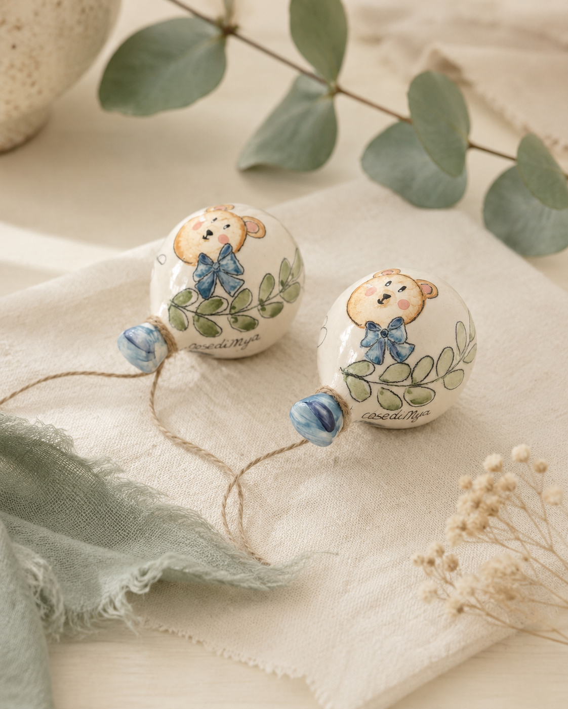Palloncino decorativo in ceramica personalizzato per cameretta e bomboniere, realizzato da Cose di Mya.