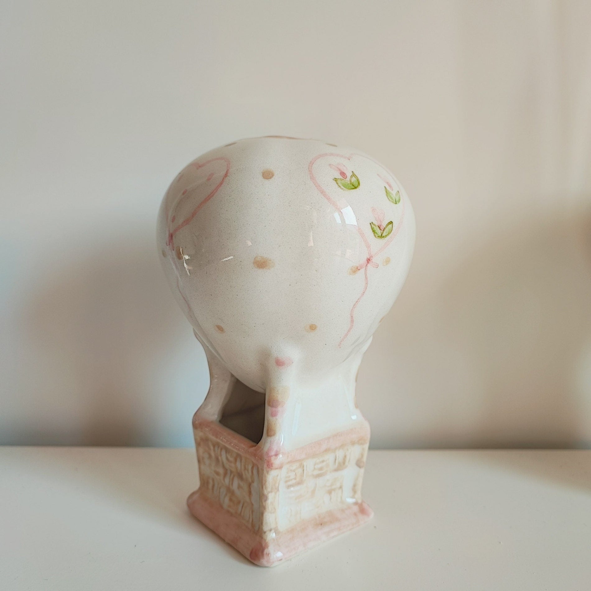 
Elegante mongolfiera artigianale in ceramica, ideale come bomboniera per ogni occasione speciale.

